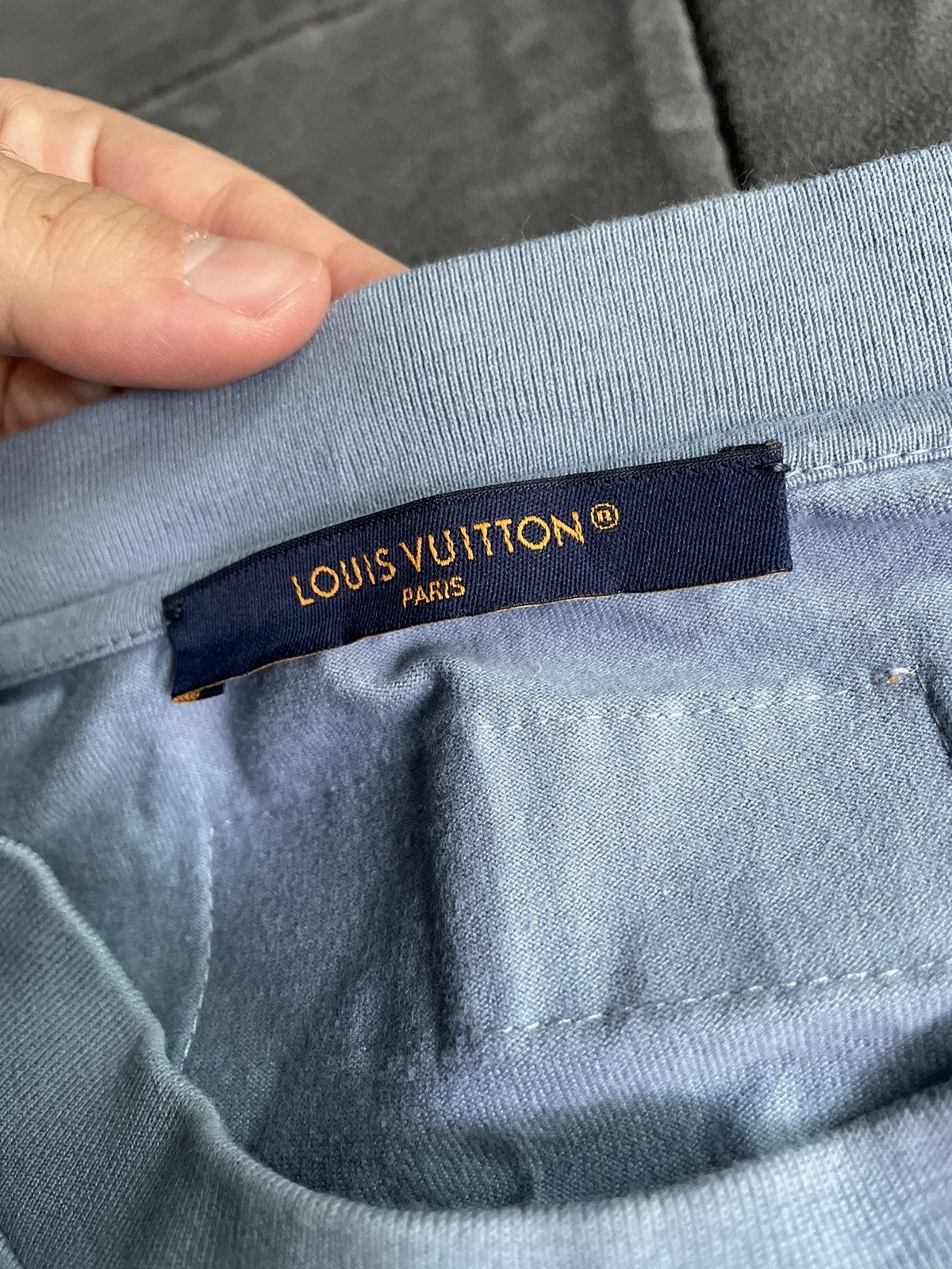 Louis Vuitton Louis Vuitton Blue Embossed Logo T Shirt Size US XL / EU 56 / 4 - 8 Thumbnail