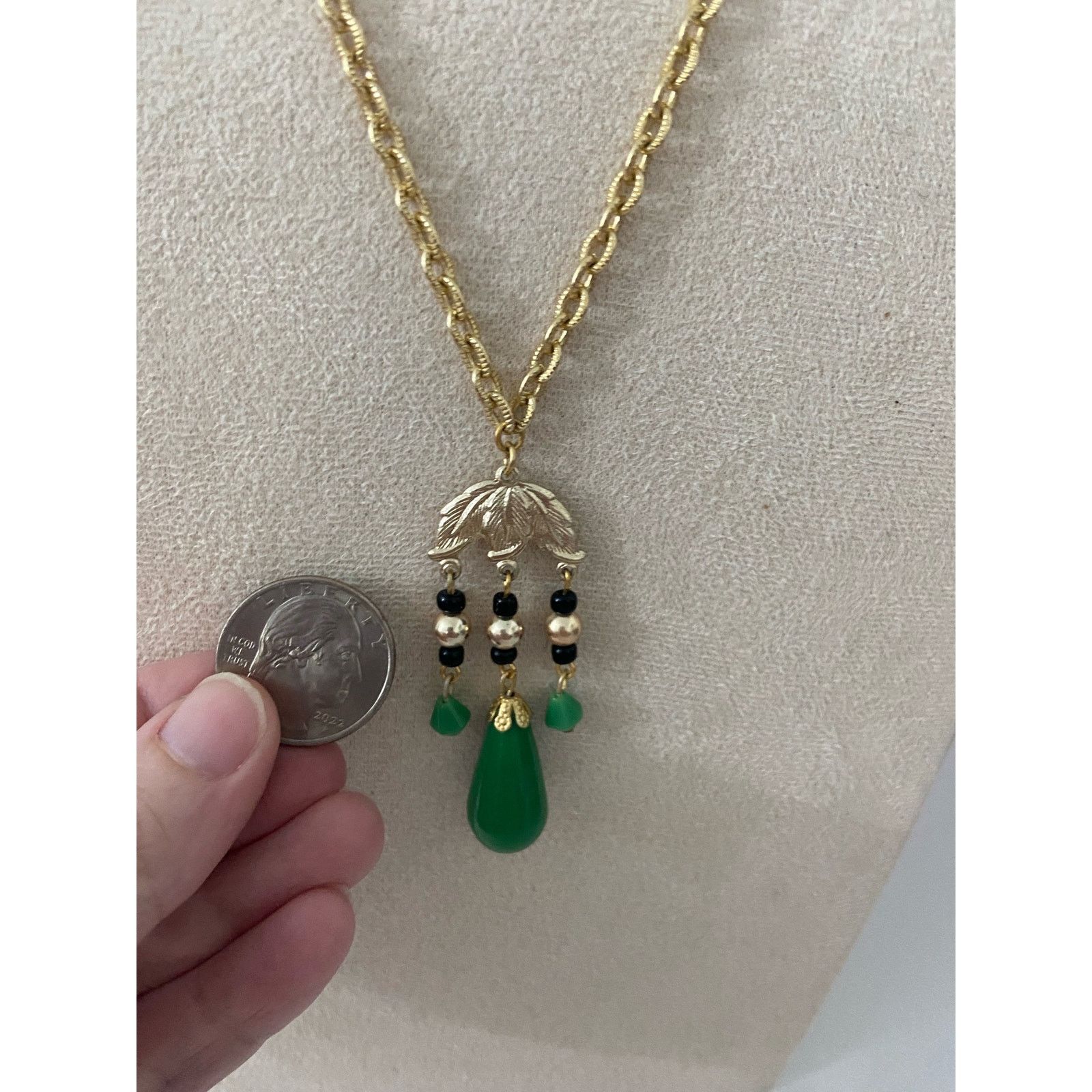 Other Gold tone and green tribal pendant necklace Size ONE SIZE - 2 Thumbnail