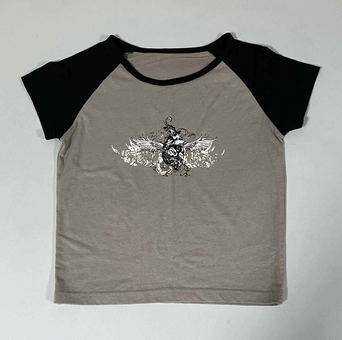 Japanese Brand Gray Heart Angel Wings Y2K Graphic T-Shirt Top Tee Size S 🩶🖤 Size S / US 4 / IT 40 - 1 Thumbnail
