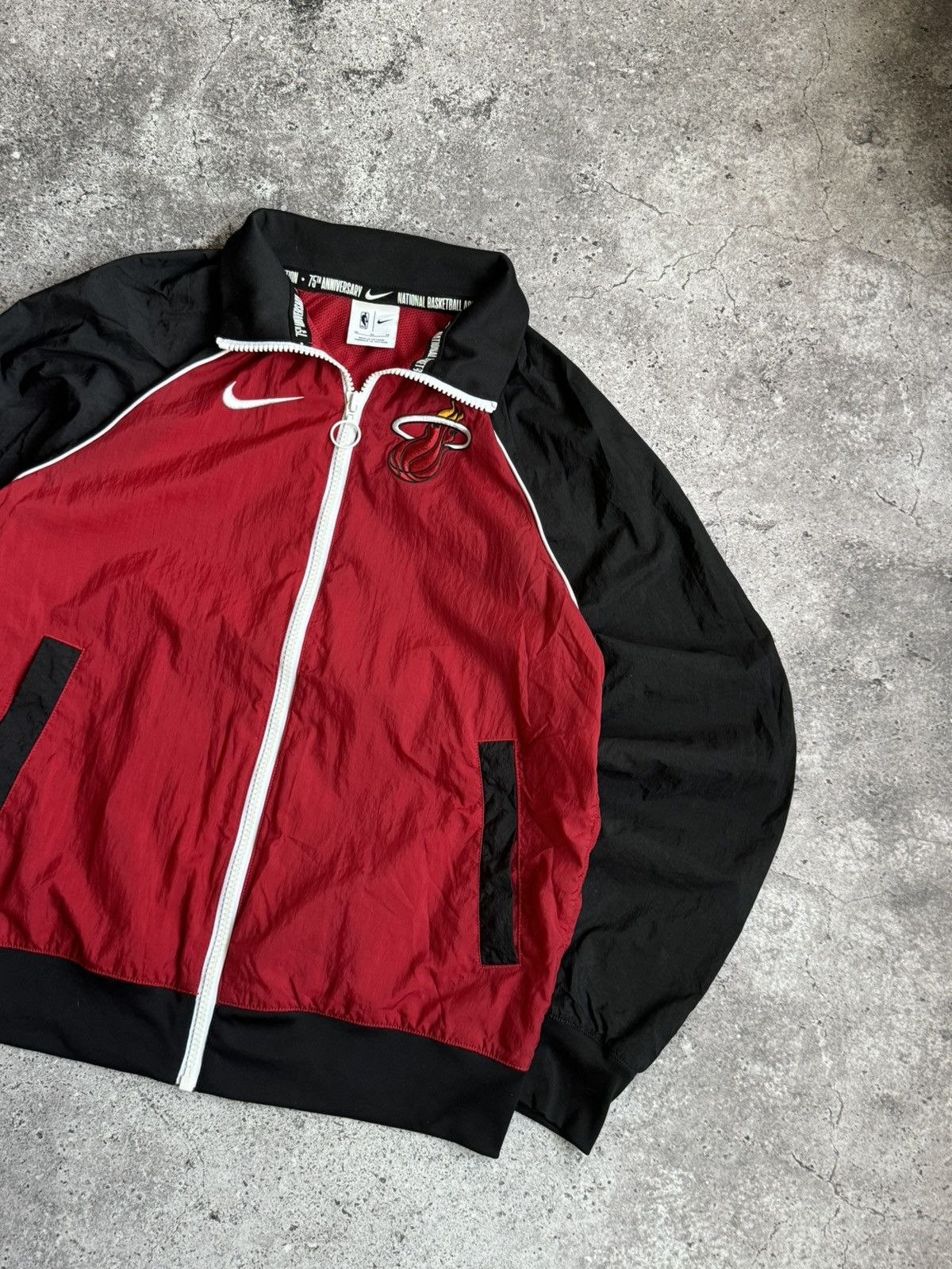 Nike Vintage Nike Miami Heat NBA nylon hoodie jacket Size US M / EU 48-50 / 2 - 5 Thumbnail