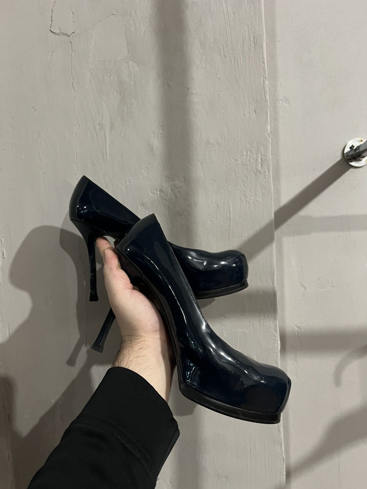Yves Saint Laurent YSL YVES SAINT LAURENT NAVY PUMPS PATENT LEATHER HEELS 39.5 Size US 9.5 / IT 39.5 - 2 Thumbnail