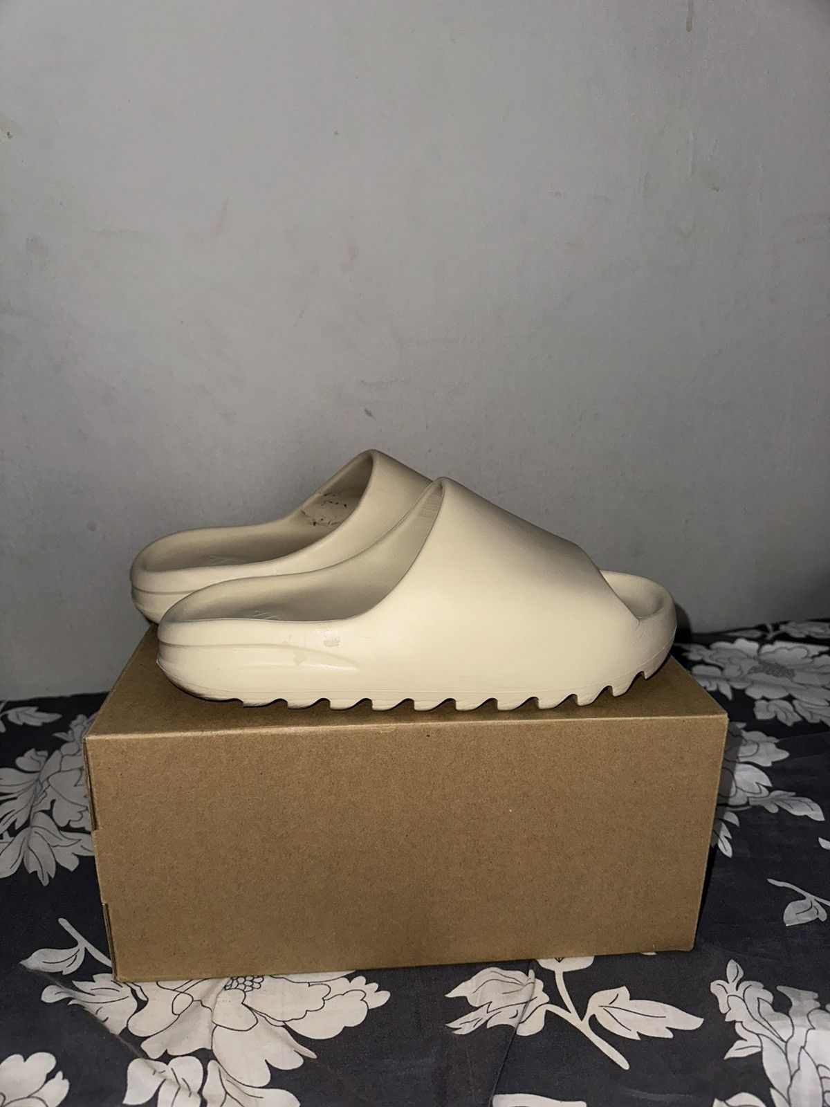 Adidas × Yeezy Yeezy Slide Bone 2019 Size US 9 / EU 42 - 2 Thumbnail