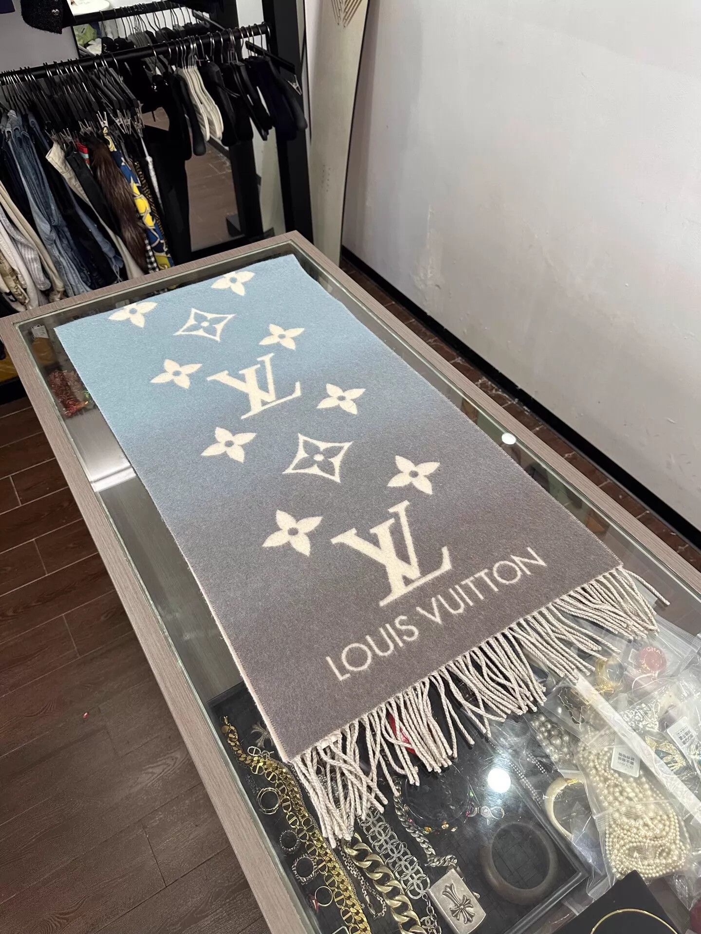 Louis Vuitton LV Reykjavik Gradient Scarf Pink Blue Gray Gradient 45x170cm Size ONE SIZE - 1 Thumbnail
