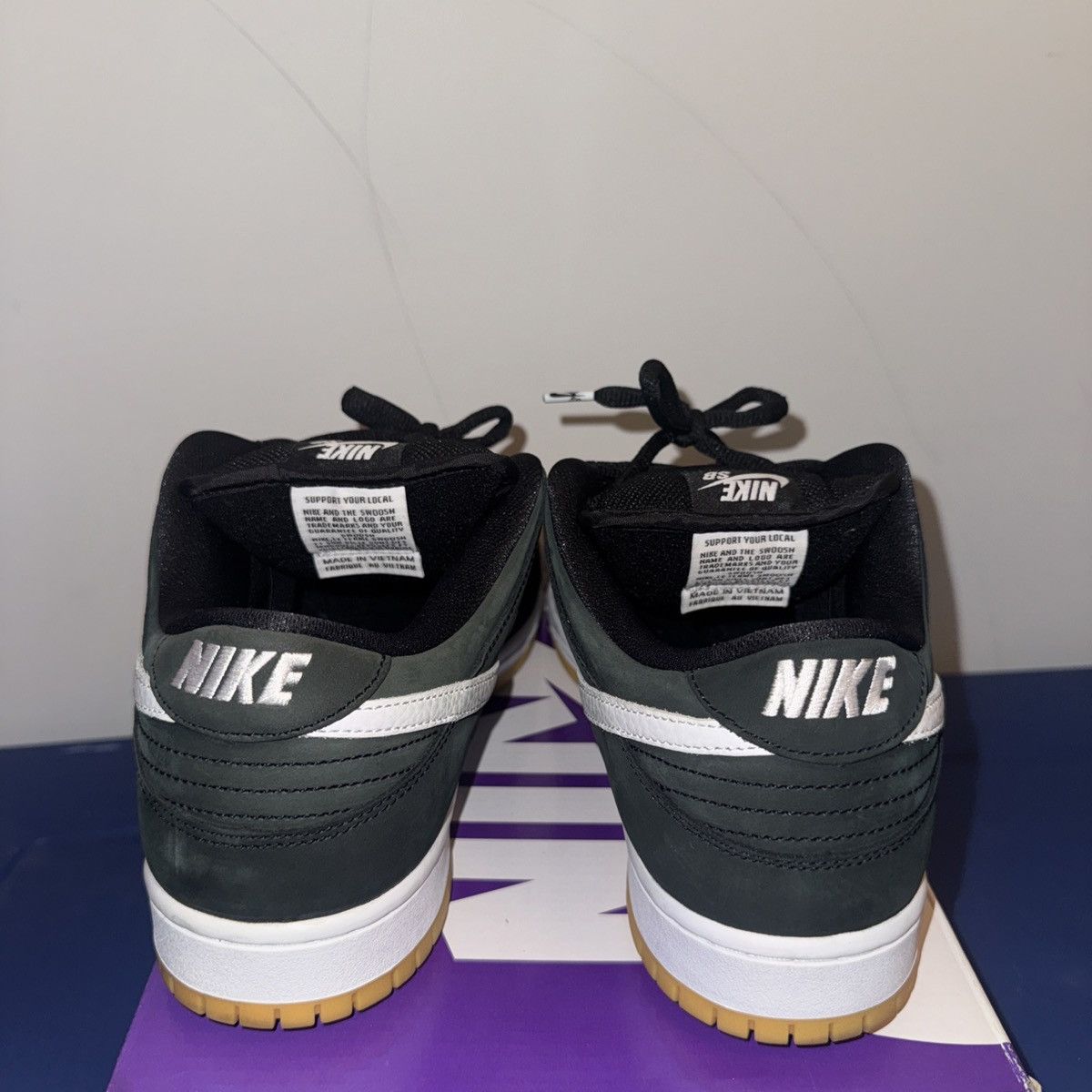 Nike SB Nike SB Dunk Low Black Gum Black White Gum Sole VNDS Size US 12 / EU 45 - 5 Thumbnail