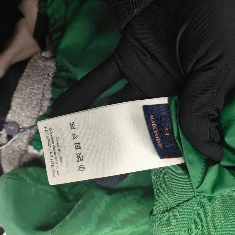 Louis Vuitton Louis Vuitton Green rendering full printed logo zipper ass Size US S / EU 44-46 / 1 - 5 Thumbnail
