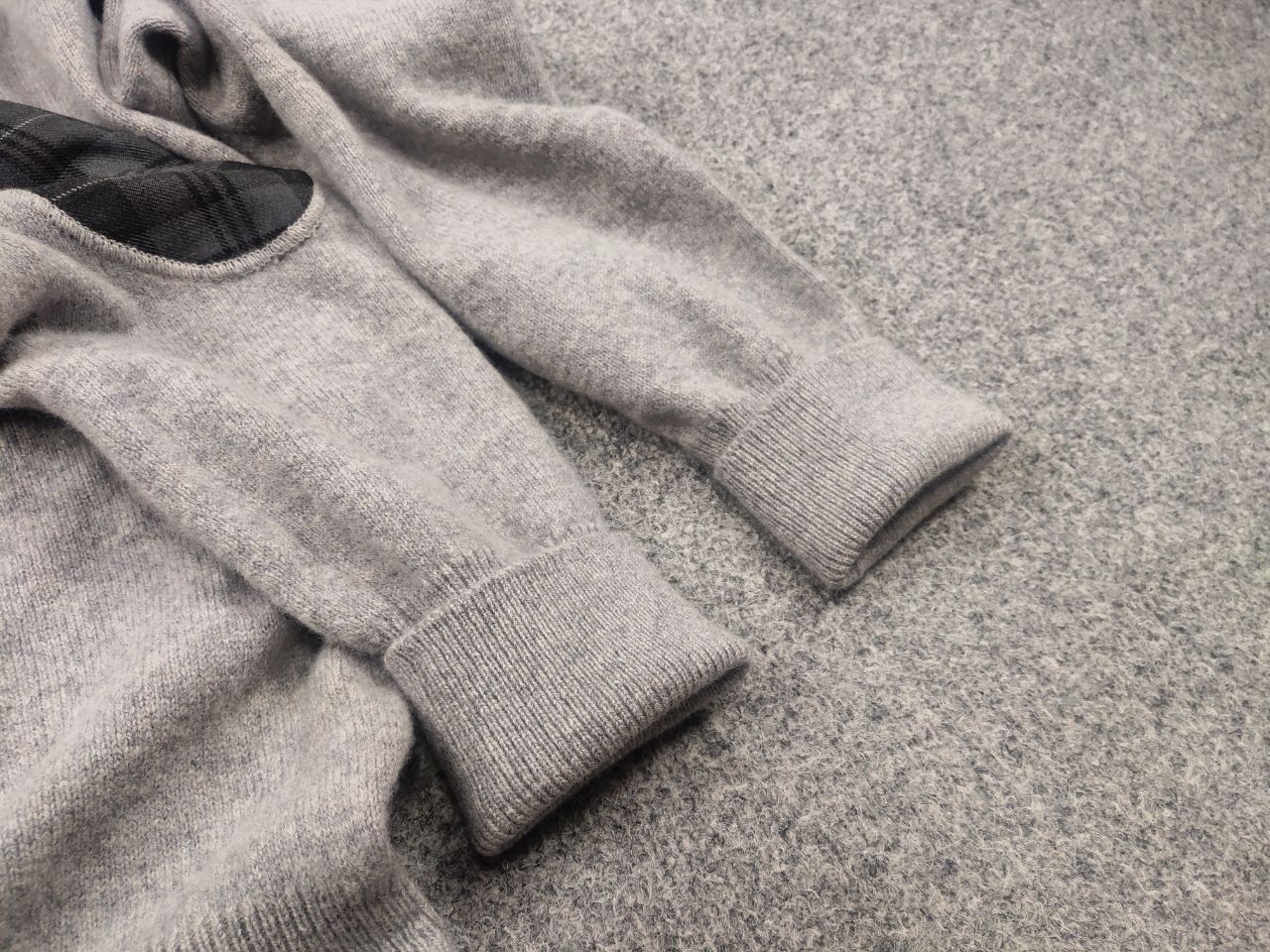 Johnstons Of Elgin Johnstons of elgin Design Pure Wool Gray zip Jumper Sweater Size US M / EU 48-50 / 2 - 10 Thumbnail