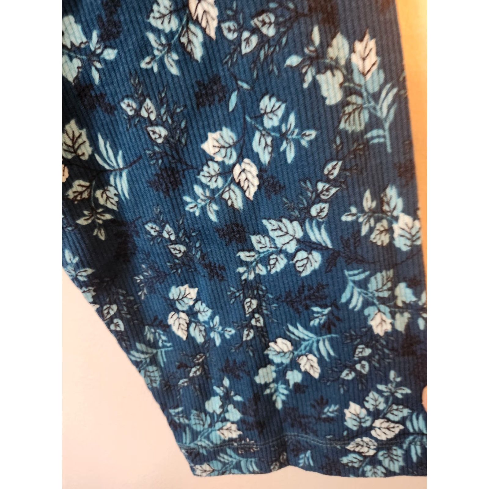 Essentials Essentials by Maggie Teal Floral Ribbed Texture V-Neck Top Shirt Plus 30/32 Blue Women Mens Girls Size 4XL / US 24-26 - 4 Thumbnail