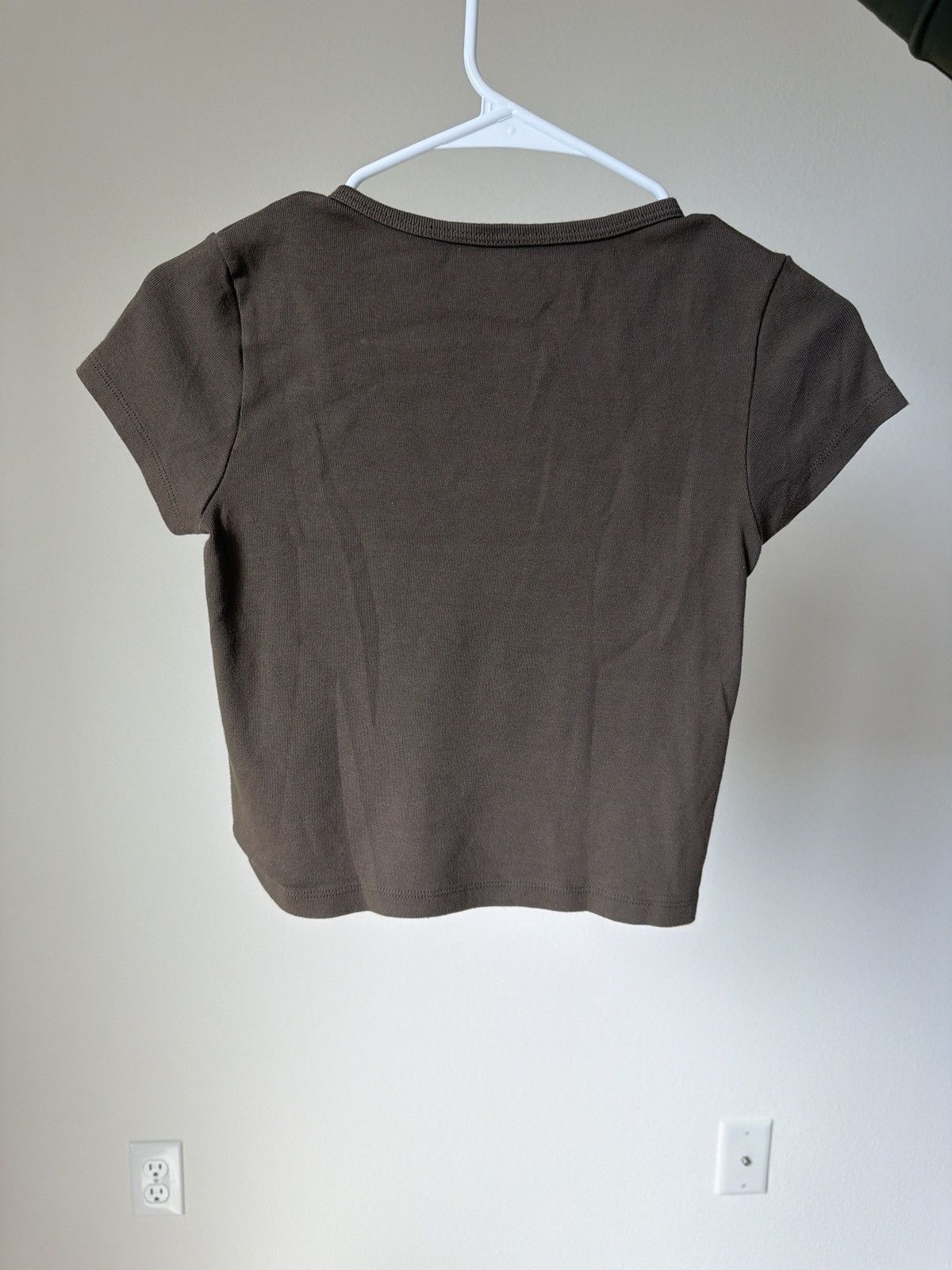 Brandy Melville Brandy Melville brown “84” crop top Size ONE SIZE - 2 Thumbnail