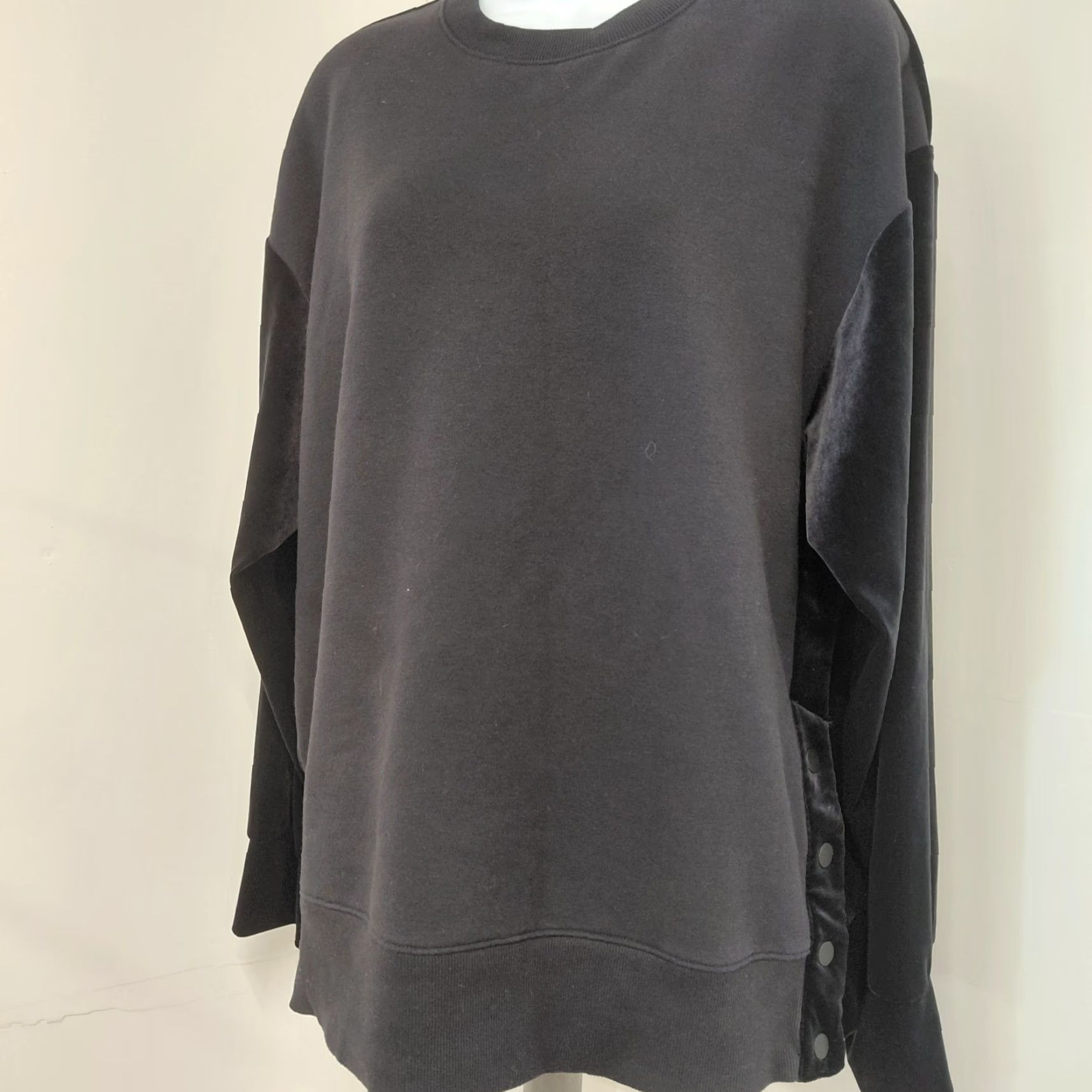 Athleta **Black Athleta Blouse Women Medium Knit Velour Tunic** The **Black Athleta Blouse Women Medium Knit Velour Tunic** Size M / US 6-8 / IT 42-44 - 3 Thumbnail