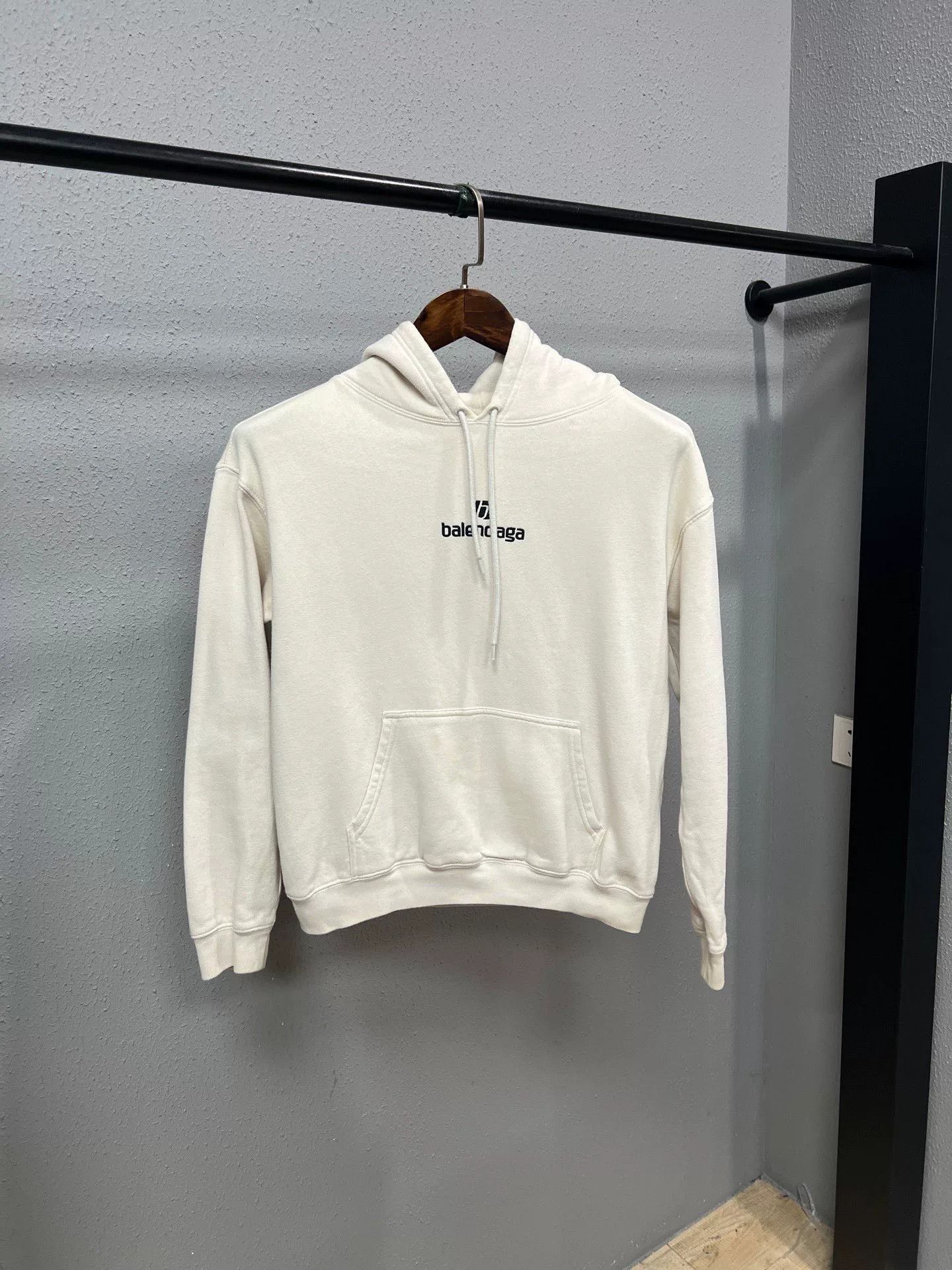 Balenciaga balenciaga small logo hoodie in cream Size US M / EU 48-50 / 2 - 1 Thumbnail