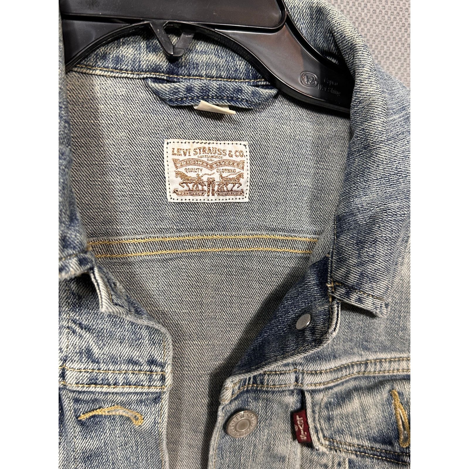 Levi's Levi’s XS Light Wash Distressed Denim Trucker Jacket Size XS / US 0-2 / IT 36-38 - 4 Thumbnail