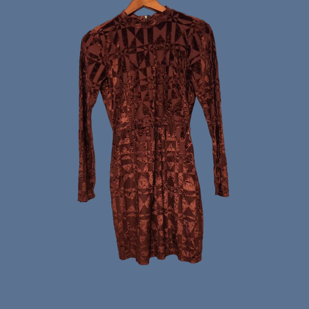 Velvet Material Girl Burgundy Velvet Geometric Long Sleeve Dress Womens L Party/Cocktail Mock Neck Zip Short Junior Size L Size L / US 10 / IT 46 - 1 Thumbnail