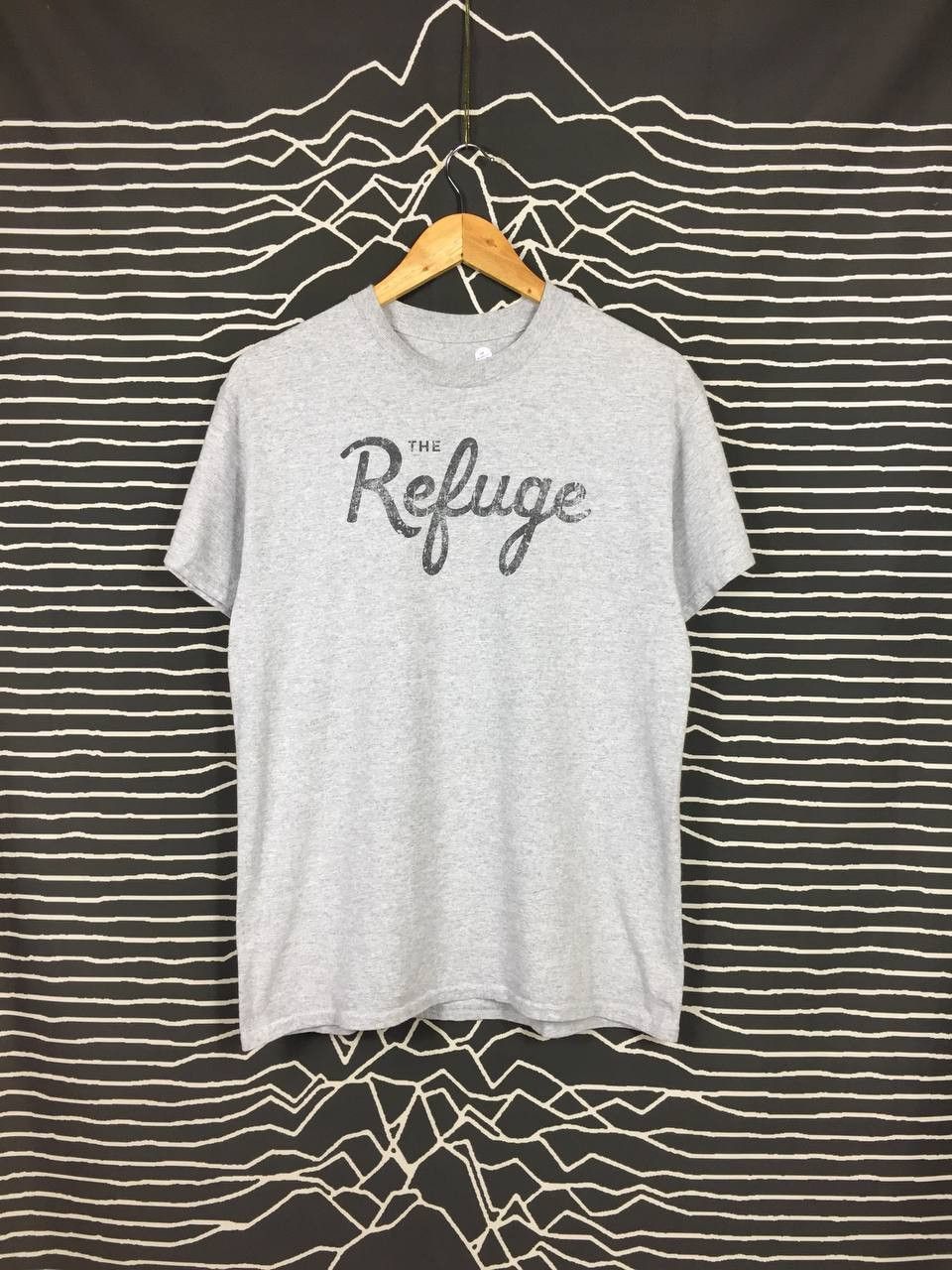 Vintage The Refuge Spell Out Logo Wording Scripted Tee Size US M / EU 48-50 / 2 - 1 Thumbnail