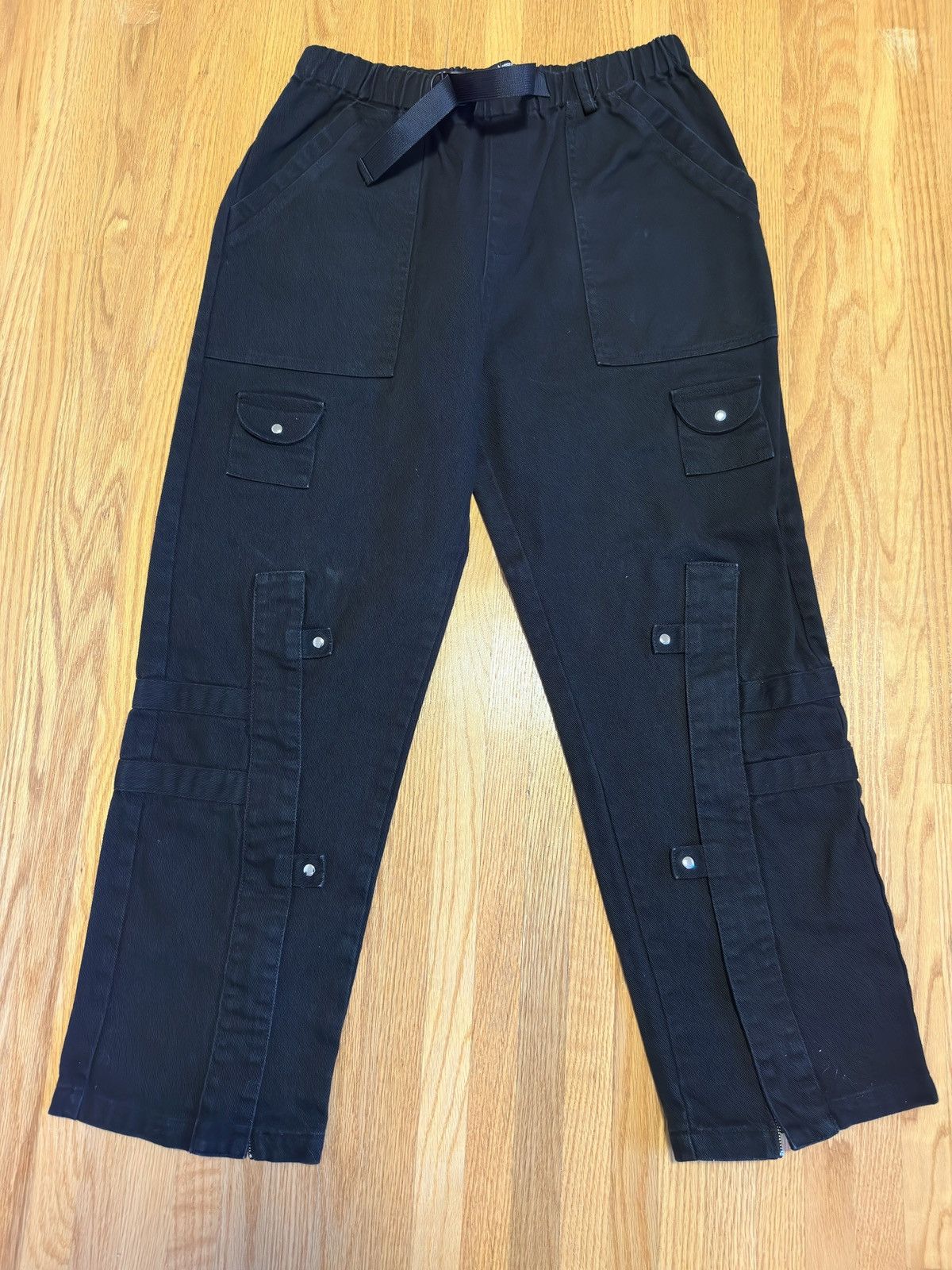 image of Sui Generis - Sui Protect Cargos in Black, Men's (Size 32)