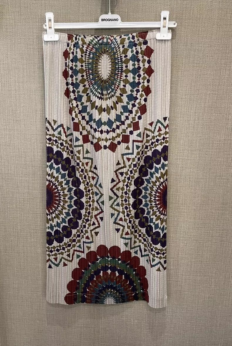 Issey Miyake Issey Miyake size:5 Medieval kaleidoscope skirt Size 22" - 2 Thumbnail