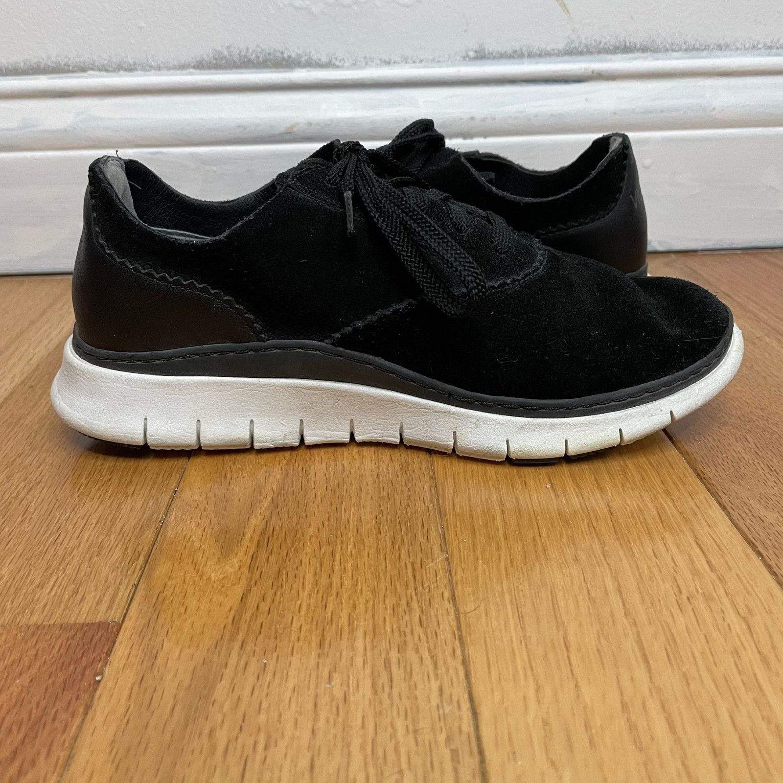 Vionic Vionic Black Taylor Sneakers 5 Womens Lace Up Athletic Suede Size US 5 / IT 35 - 4 Thumbnail