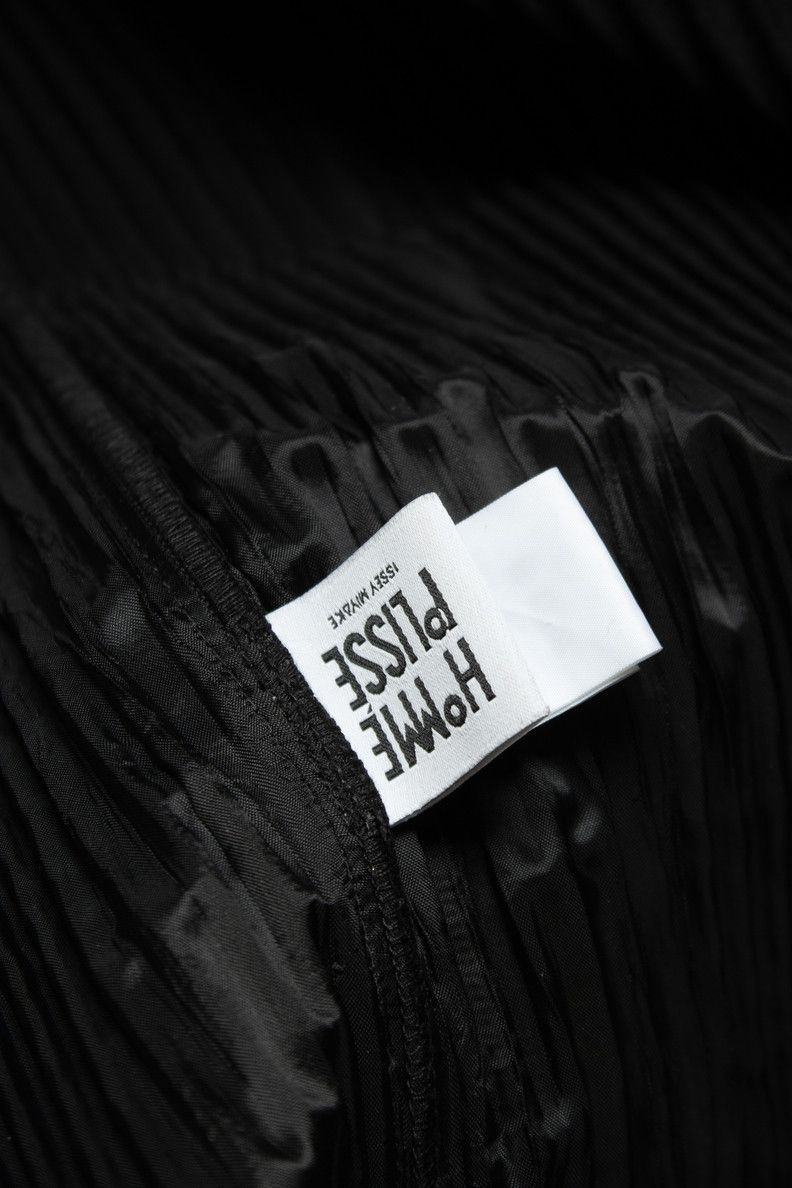 Issey Miyake Issey Miyake, Pleated jacket in black Size US L / EU 52-54 / 3 - 6 Thumbnail