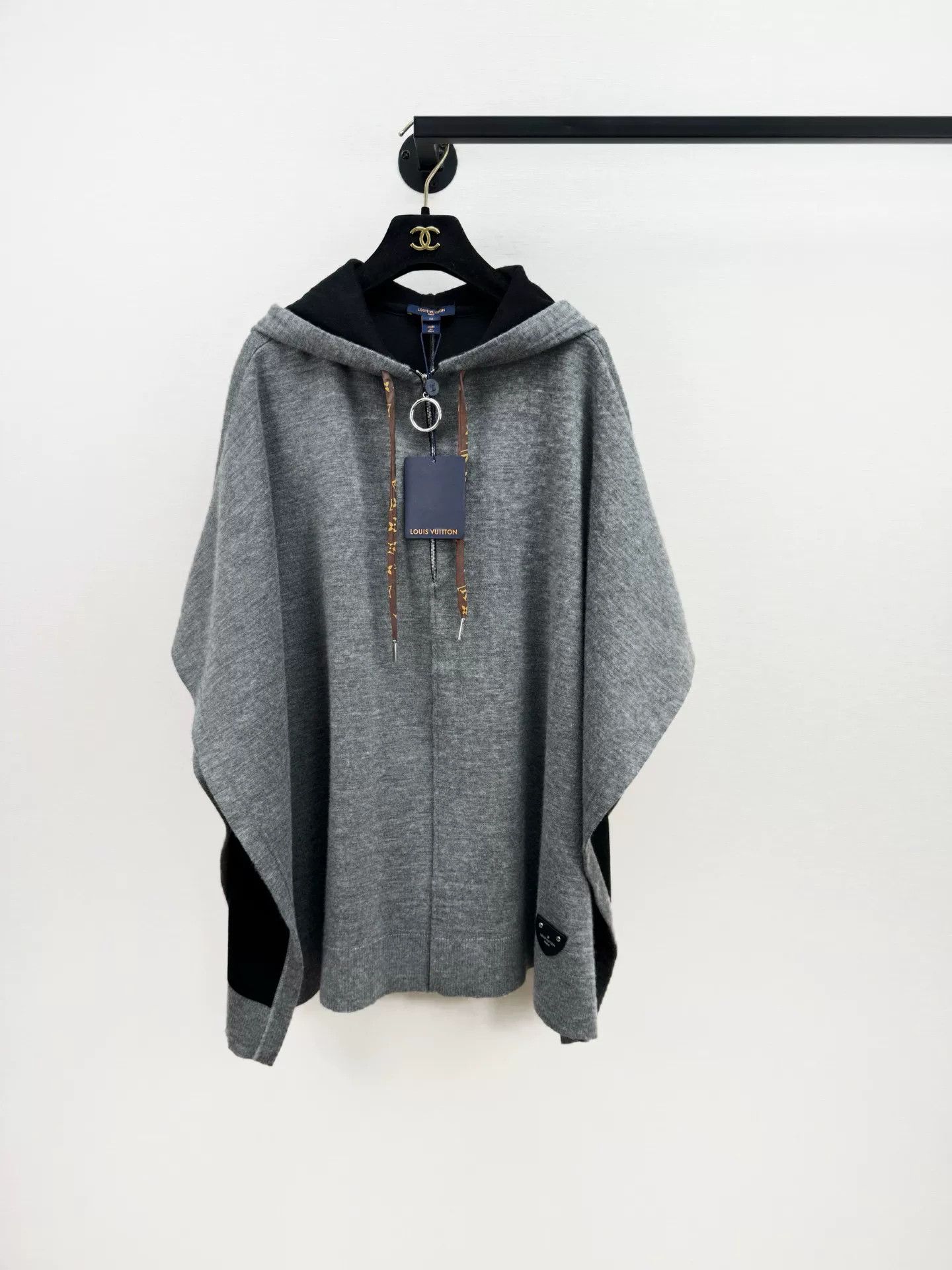 Louis Vuitton Louis Vuitton Cashmere Blend Cape Size US M / EU 48-50 / 2 - 1 Thumbnail