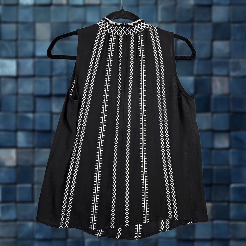 White House Black Market White House Black Market Blouse Sleeveless Women Black Embroidered Top Size 0 Ladies Regular XS? Size XS / US 0-2 / IT 36-38 - 1 Thumbnail
