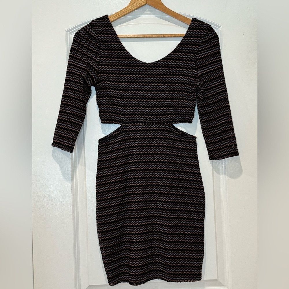 Lovers and Friends Lovers+Friends Love Connection Cutout Chevron Dress Size S / US 4 / IT 40 - 8 Thumbnail