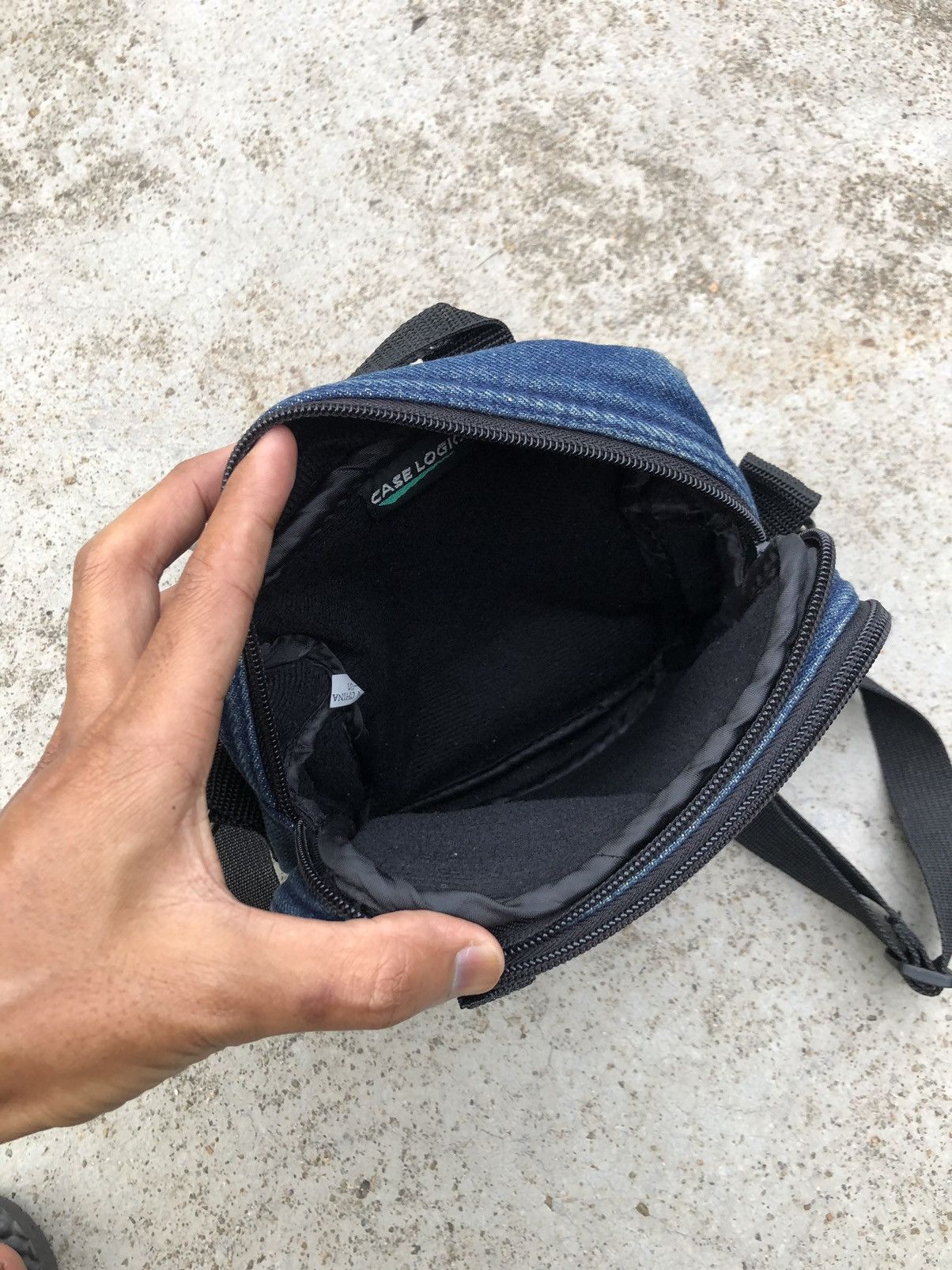 HOLLYWOOD RANCH MARKET DENIM SLINGBAG BY CASE LOGIC X HR MARKET Size ONE SIZE - 6 Thumbnail