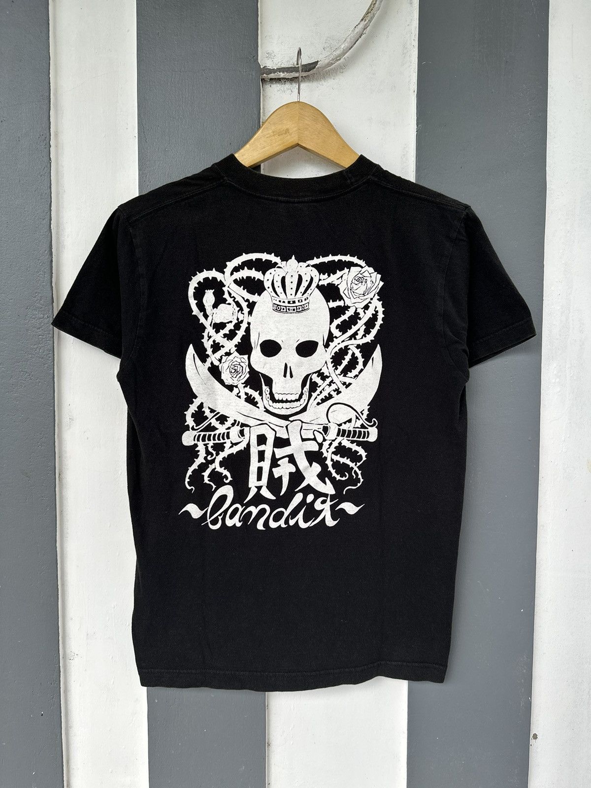 If Six Was Nine × Japanese Brand × Le Grande Bleu (L.G.B.) Y2K UKNOWN BRAND KING SKULL BANDIT PUNK TSHIRT Size US S / EU 44-46 / 1 - 1 Thumbnail