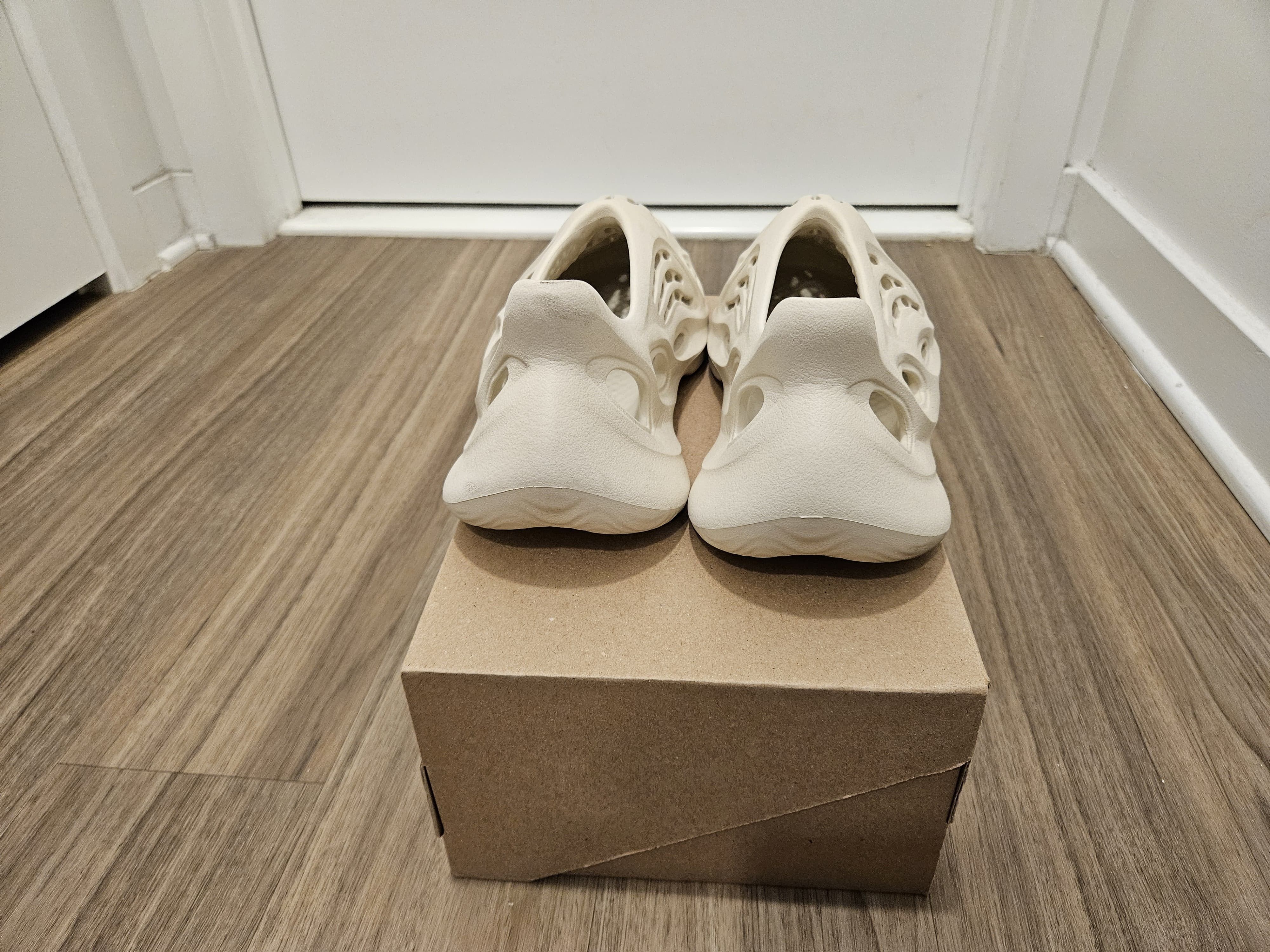 Adidas Adidas Yeezy Foam RNNR Sand Size US 10 / EU 43 - 2 Thumbnail