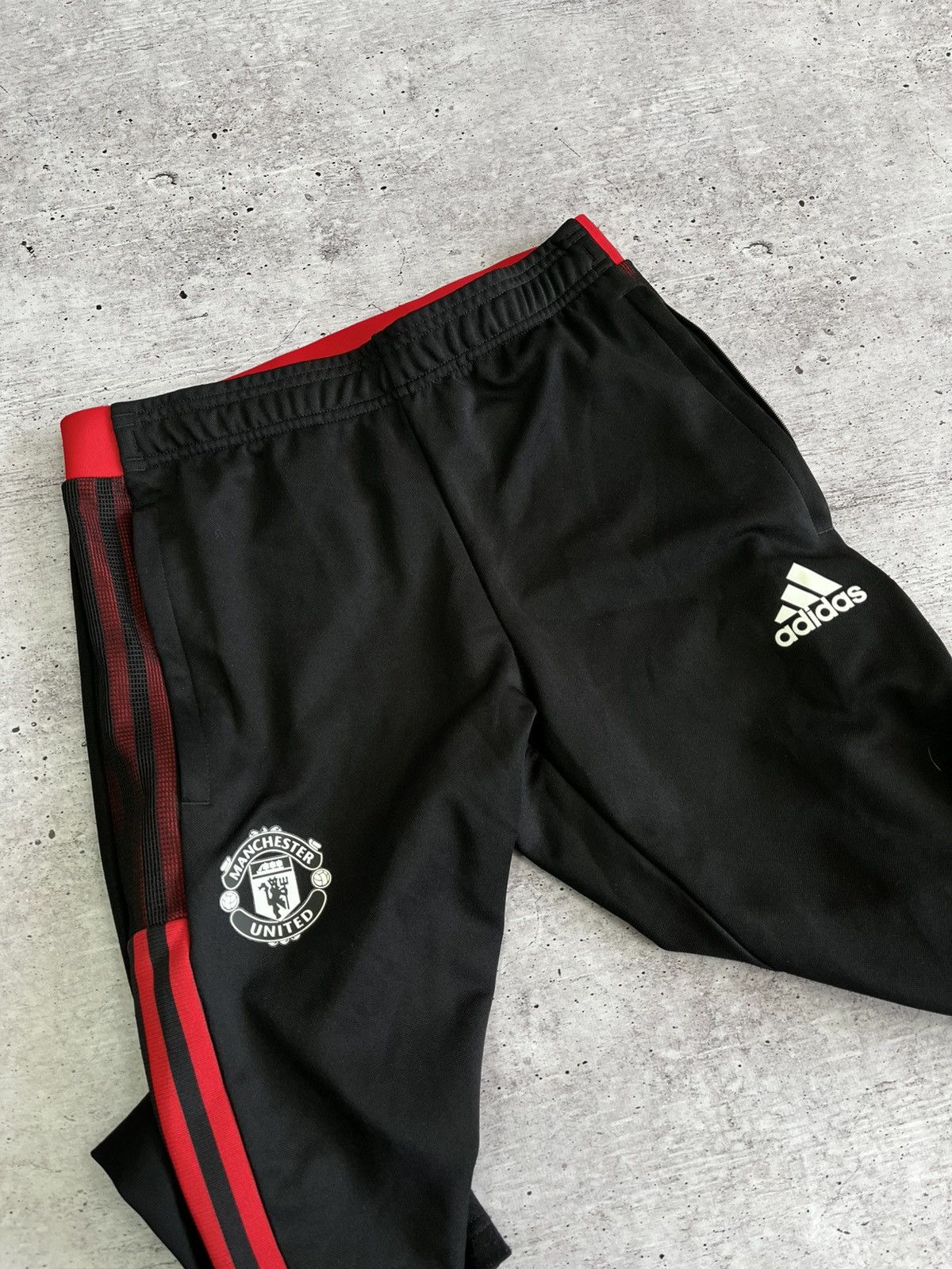 Adidas Adidas x Manchester United soccer pants size S Size US 30 / EU 46 - 2 Thumbnail