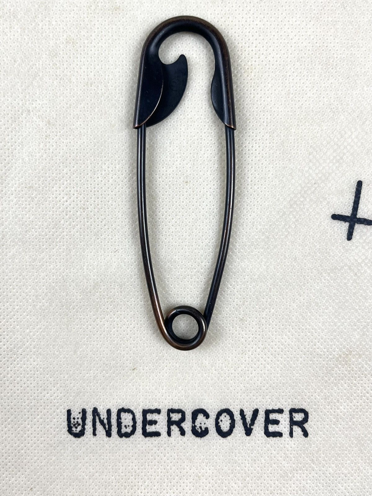 Undercover AW06 Undercover Oversized Safety Pin Guru Guru Size ONE SIZE - 3 Thumbnail