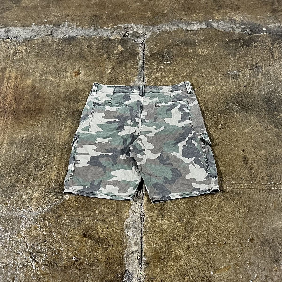 Vintage × Wrangler Crazy Vintage Y2K Baggy Camo Cargo Shorts JNCO Skater Style Size US 32 / EU 48 - 2 Thumbnail