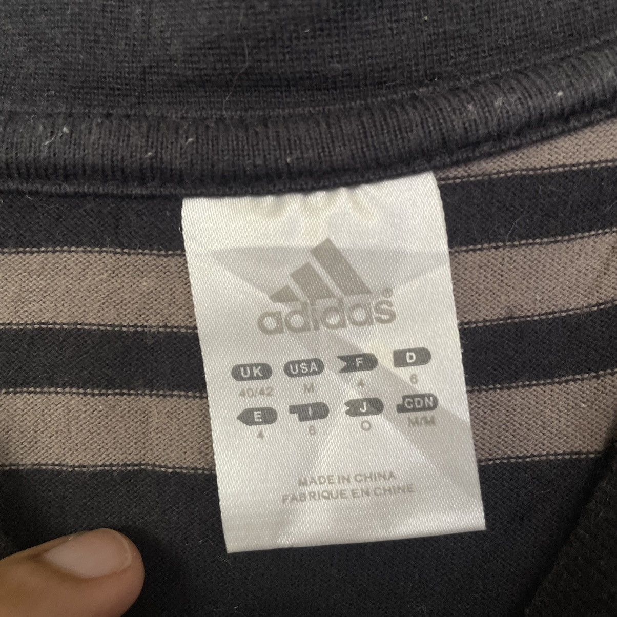 Adidas × Vintage Vintage 2005 Adidas Centre Logo Stripes T Shirt Size US XL / EU 56 / 4 - 3 Thumbnail