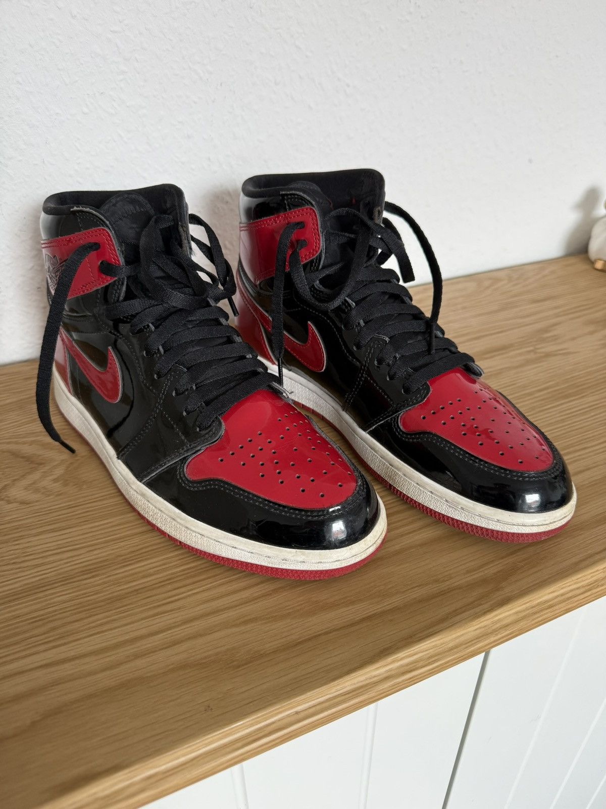 Nike Nike Air Jordan 1 Patent Bred Gloss EU44 Size US 10.5 / EU 43-44 - 4 Thumbnail