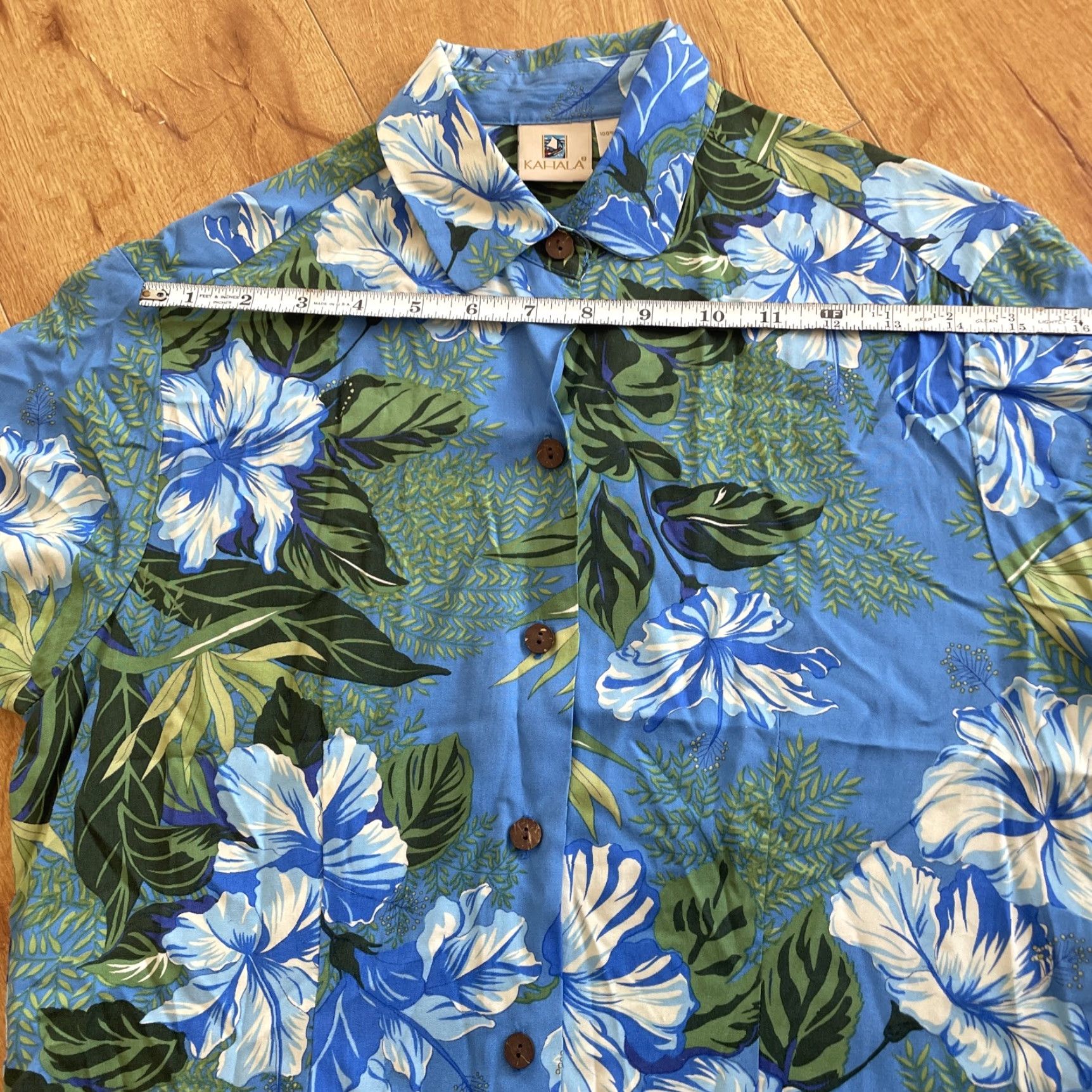 ALOHAS Kāhala Floral Hawaiian Button Up Women’s XS Aloha Hibiscus Palm Blue Multicolor Hawaiian Theme Lightweight Regular Sleeve Short Button Up Size XS / US 0-2 / IT 36-38 - 5 Thumbnail