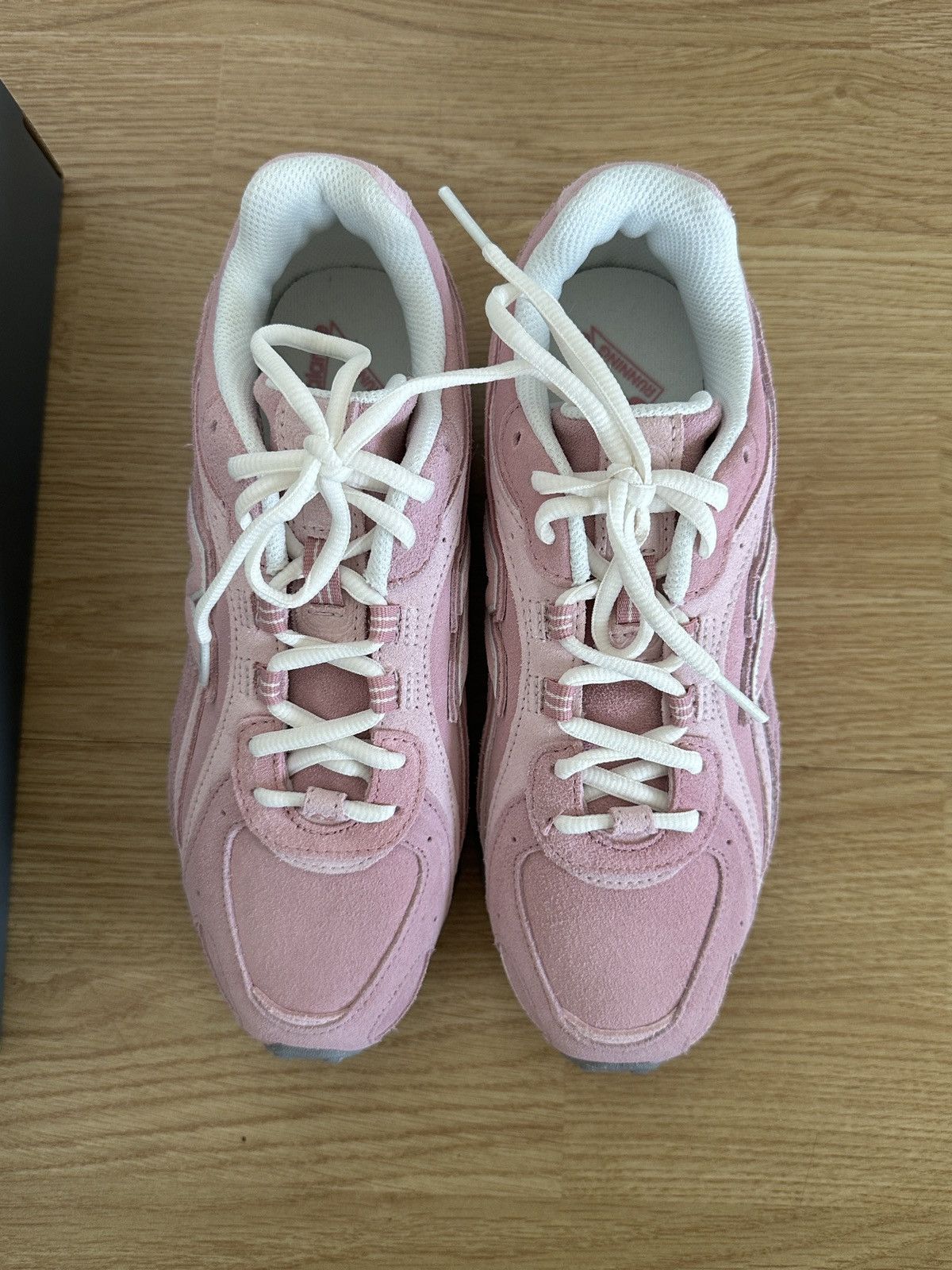 Pastel pink 204L New Balance suede sneakers