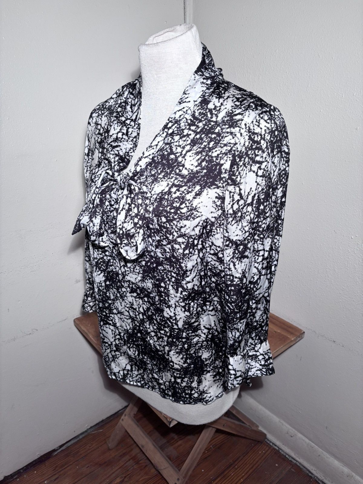 Other Kensie Black& White Bow Front Blouse Size S / US 4 / IT 40 - 7 Thumbnail