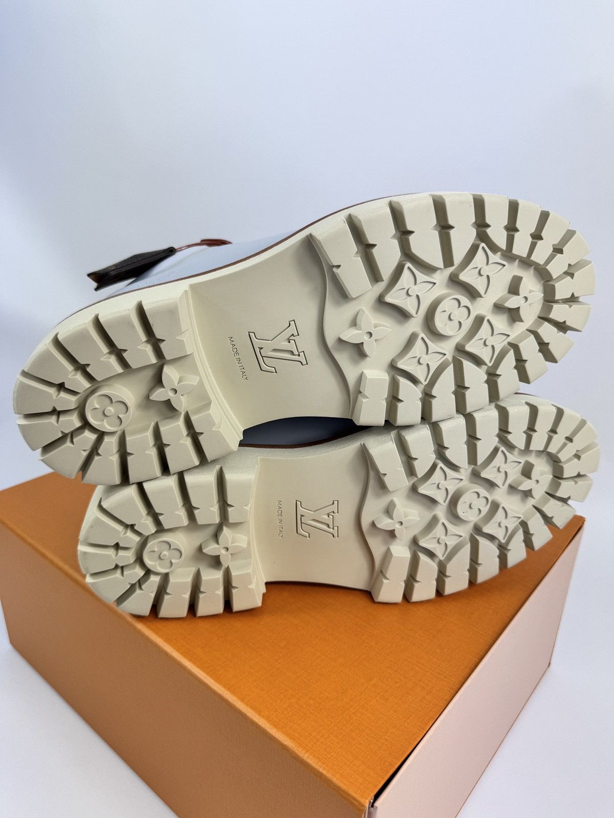 Louis Vuitton LV REMIX DERBIES 1AIJ93 SIZE: LV8 fits US10 Size US 8 / EU 41 - 7 Thumbnail