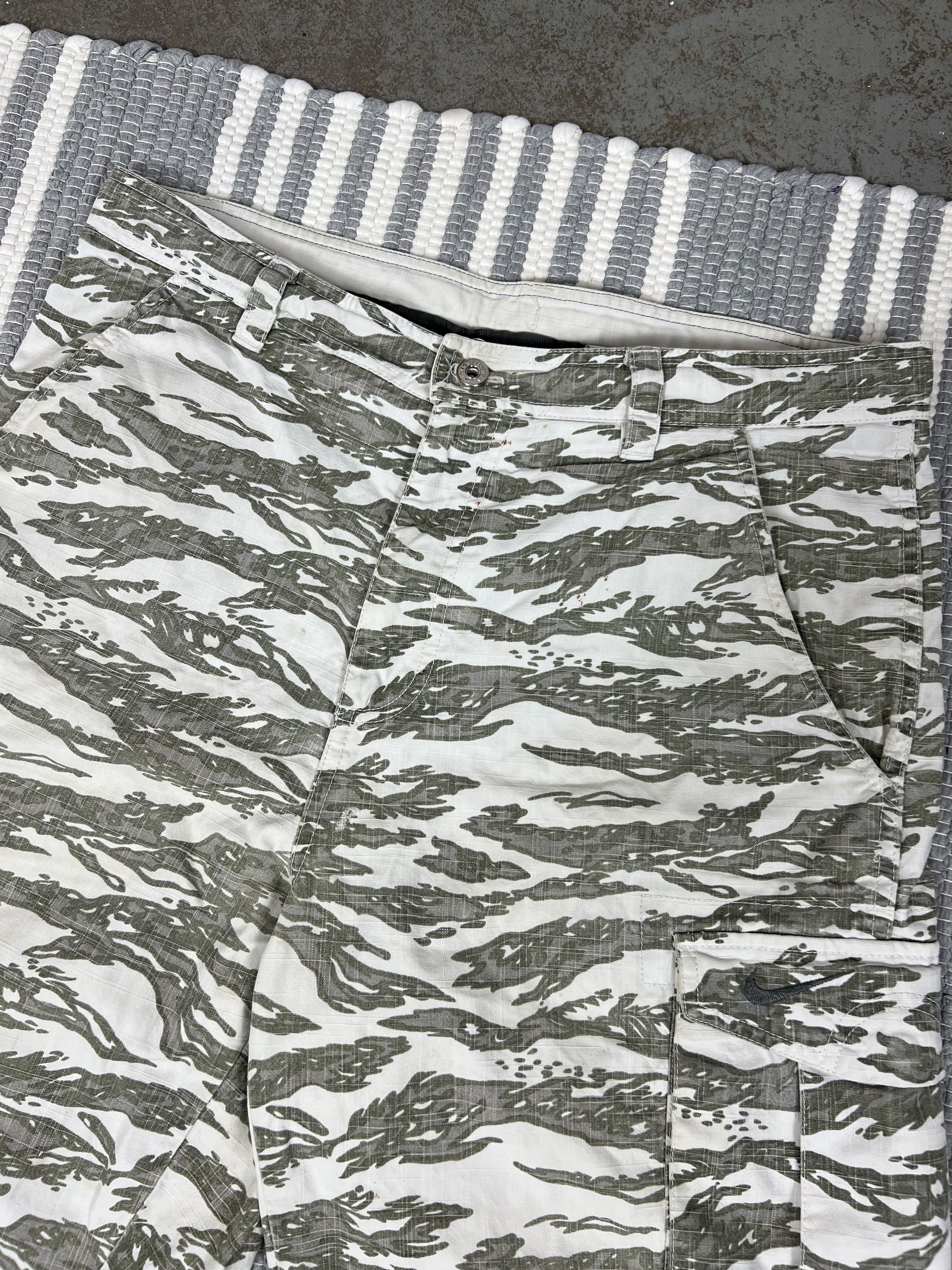 Nike Vintage Nike Tiger Stripe Cargo Shorts Size US 34 / EU 50 - 3 Thumbnail
