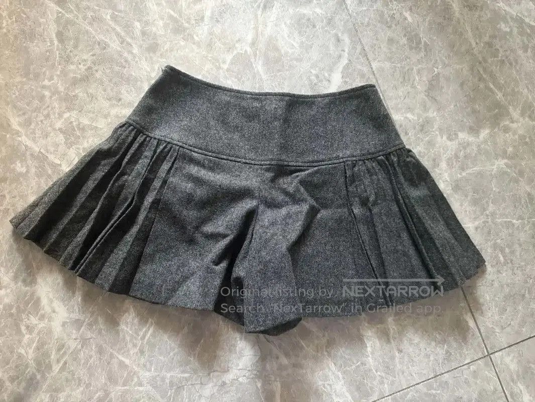 Burberry Burberry Grey Wool-Blend Women's Shorts. Size 23" - 4 Thumbnail