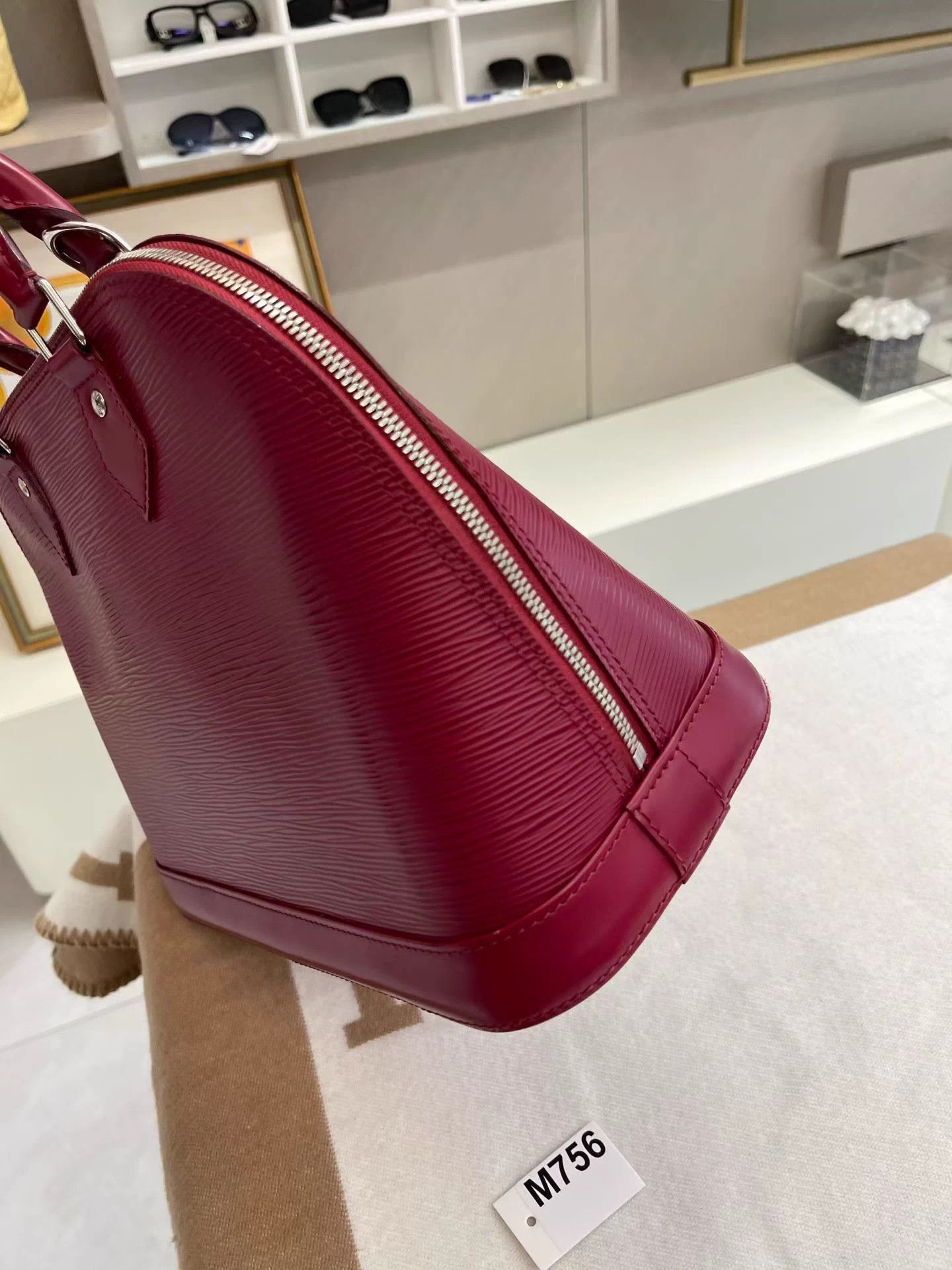 Louis Vuitton LV Water Wave Medium Shell Bag 2012 Mint w/ lock & key Size ONE SIZE - 5 Thumbnail