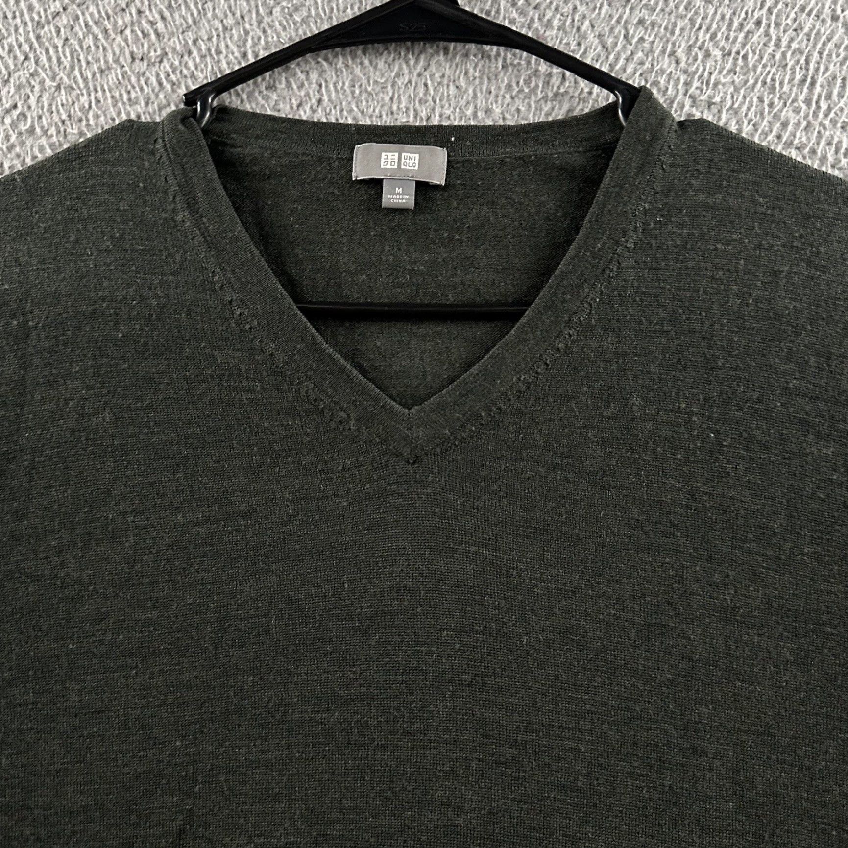 Uniqlo Uniqlo Mens Sweater Green Long Sleeve V-Neck 100% Wool Size Medium Size US M / EU 48-50 / 2 - 2 Thumbnail