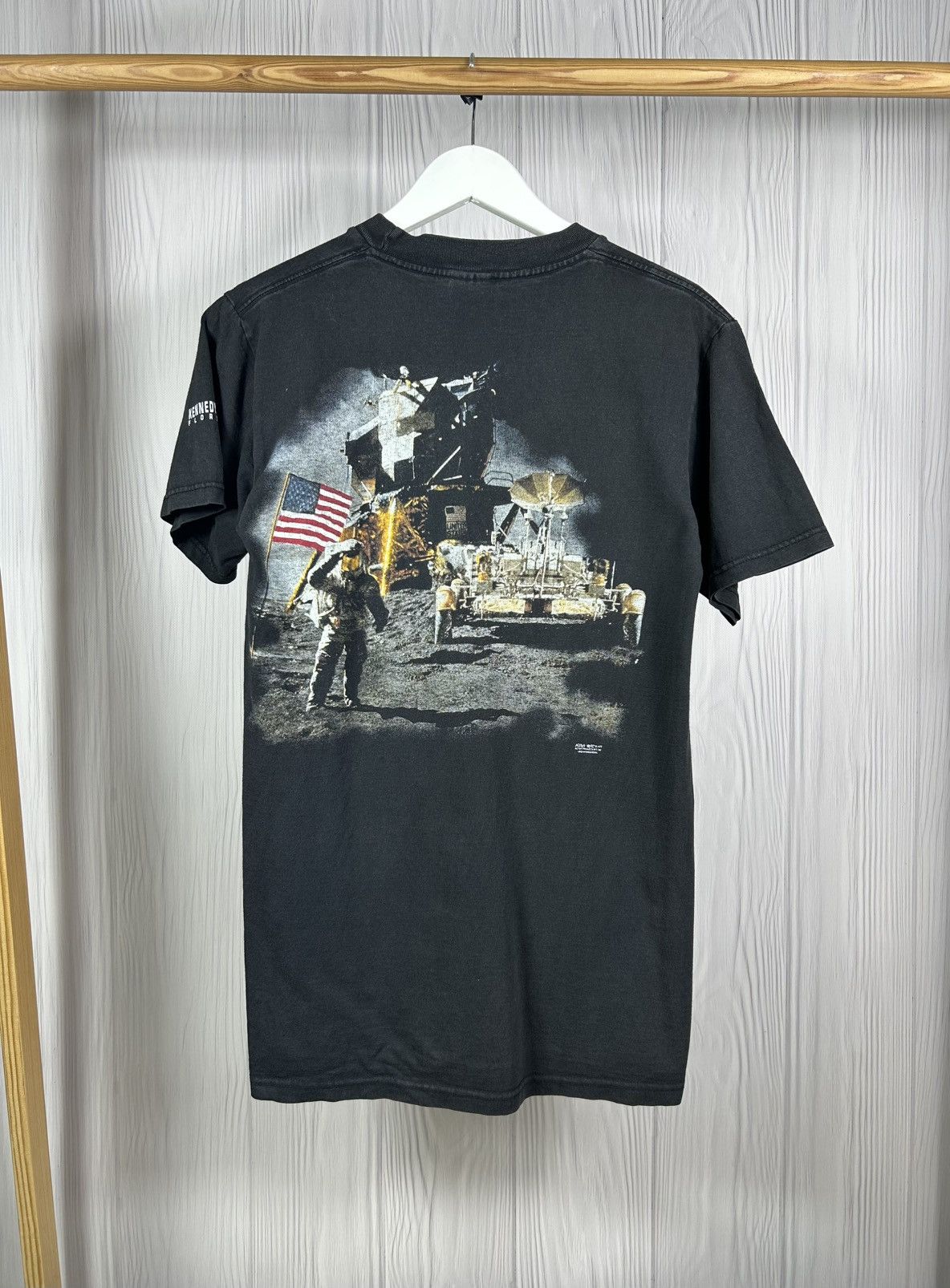 Vintage VTG 1997 Kennedy Space Center Moon Landing USA Flag T-Shirt Size US S / EU 44-46 / 1 - 1 Thumbnail