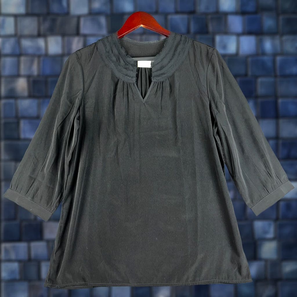 Vintage Chicos Blouse Women's Medium Black V-Neck 3/4 Sleeve Pullover Notched Neck Button Cuffs Size M / US 6-8 / IT 42-44 - 1 Thumbnail