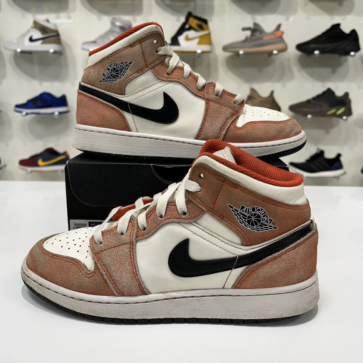 Nike Air Jordan 1 Mid SE Orange Suede (GS) Size US 5 / EU 37 - 1 Thumbnail