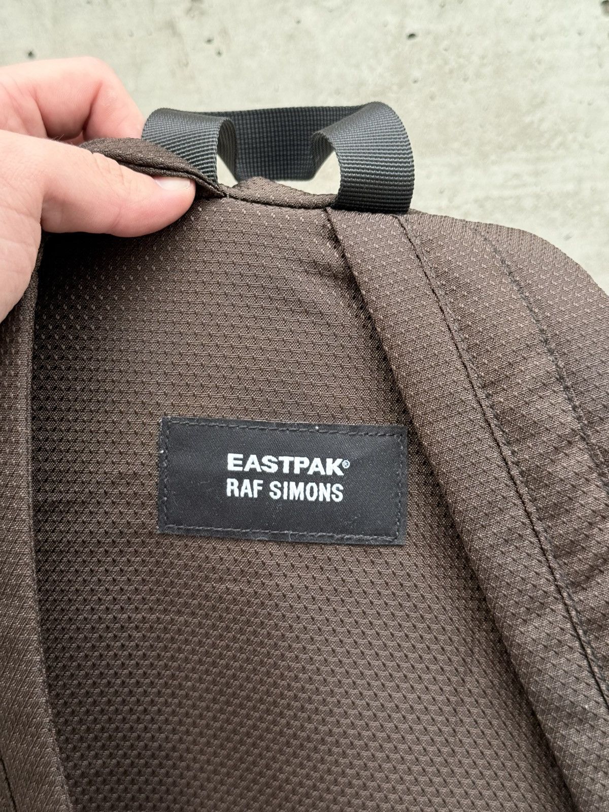 Eastpak × Raf Simons Raf Simons Eastpak R Patch Brown Size ONE SIZE - 4 Thumbnail