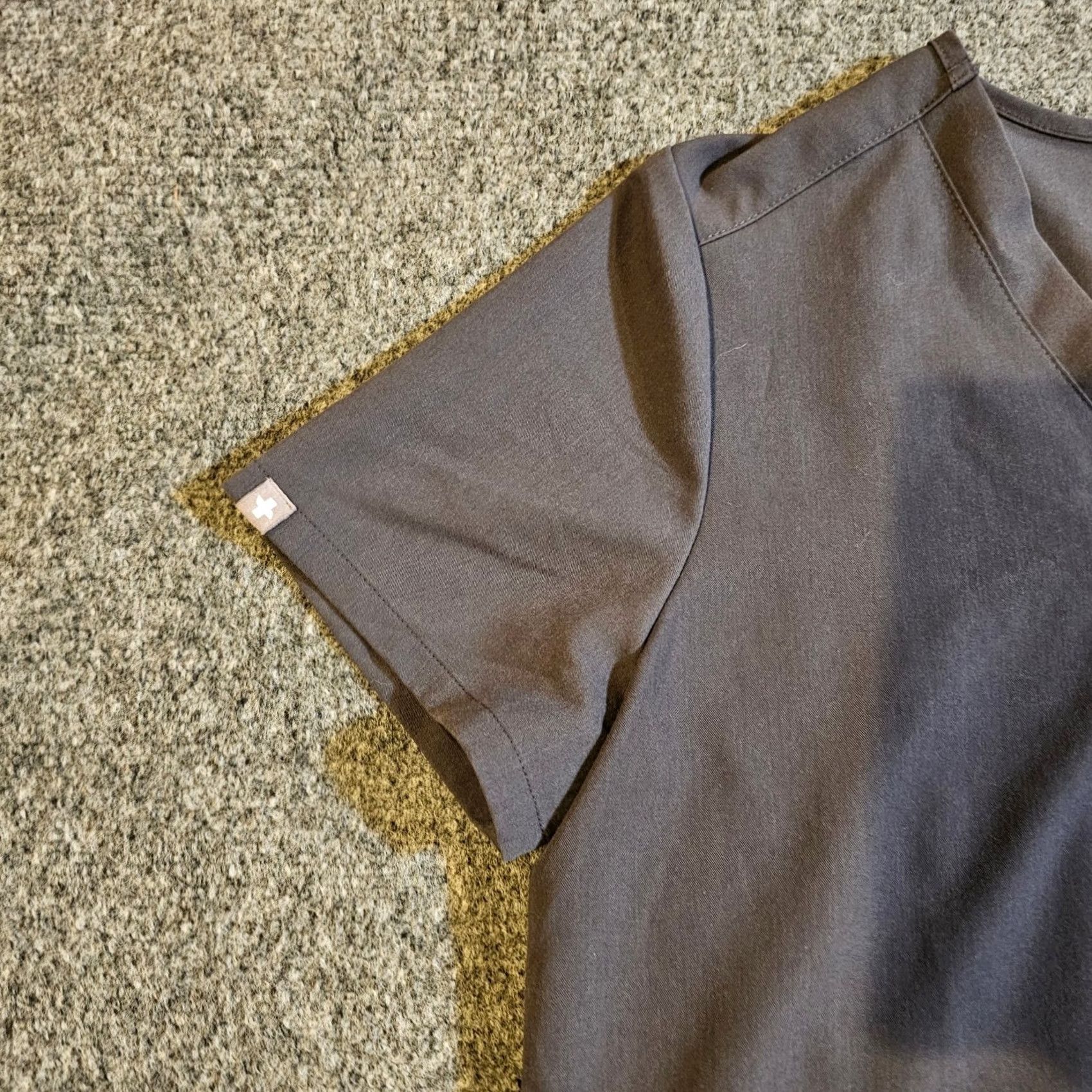 Vintage FIGS Top Womens XS Gray 3 Pockets Short Sleeve Stretch Technical Comfort Shirt Womens XS Gray FIGS Shirt Size XS / US 0-2 / IT 36-38 - 4 Thumbnail