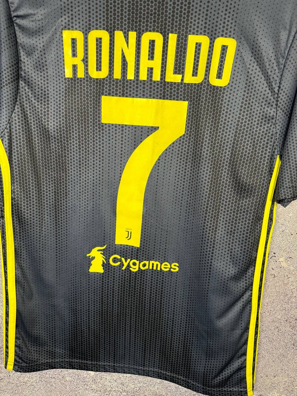 Other RONALDO Vintage Juventus 2018/19 Third Fan Soccer Jersey Size US XS / EU 42 / 0 - 12 Thumbnail