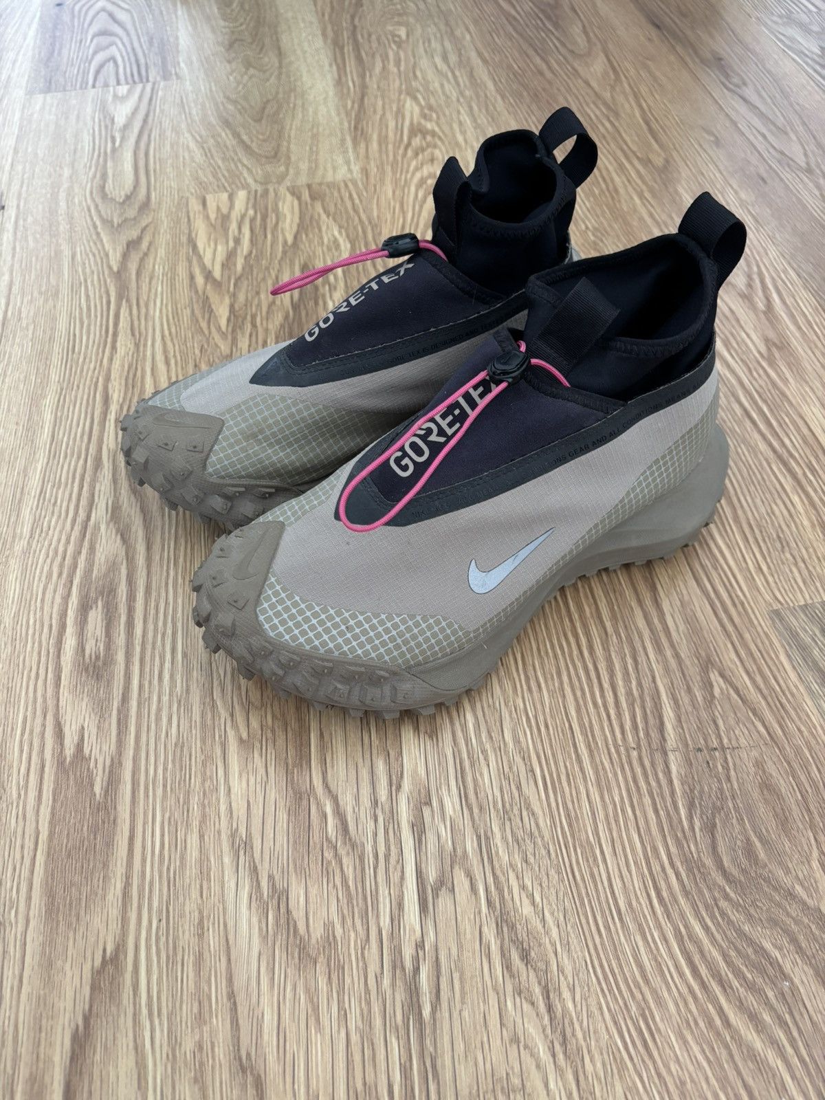 Nike ACG Mountain Fly Gore-Tex in Khaki