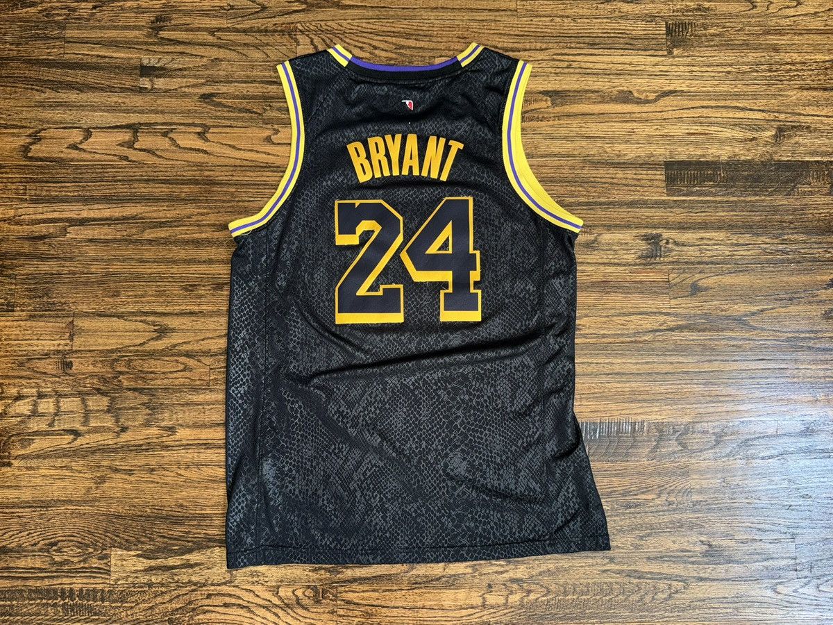 Nike Kobe Bryant #24 Nike Lakers Mamba City Jersey Swingman Sz 52 Size US L / EU 52-54 / 3 - 2 Thumbnail