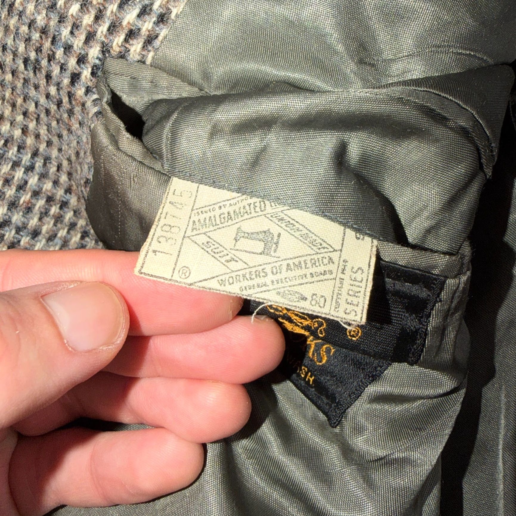 Harris Tweed VINTAGE Harris Tweed PBM Gray Herringbone Wool Blazer 42 Classic Single-Breasted 1970s Mens Size 42R - 4 Thumbnail