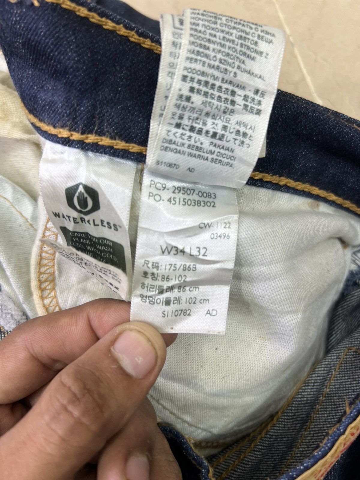 Levi's Contemporary Levi’s 502 Dark Wash SelvedgeStyle Tapereddenim Size US 34 / EU 50 - 8 Thumbnail